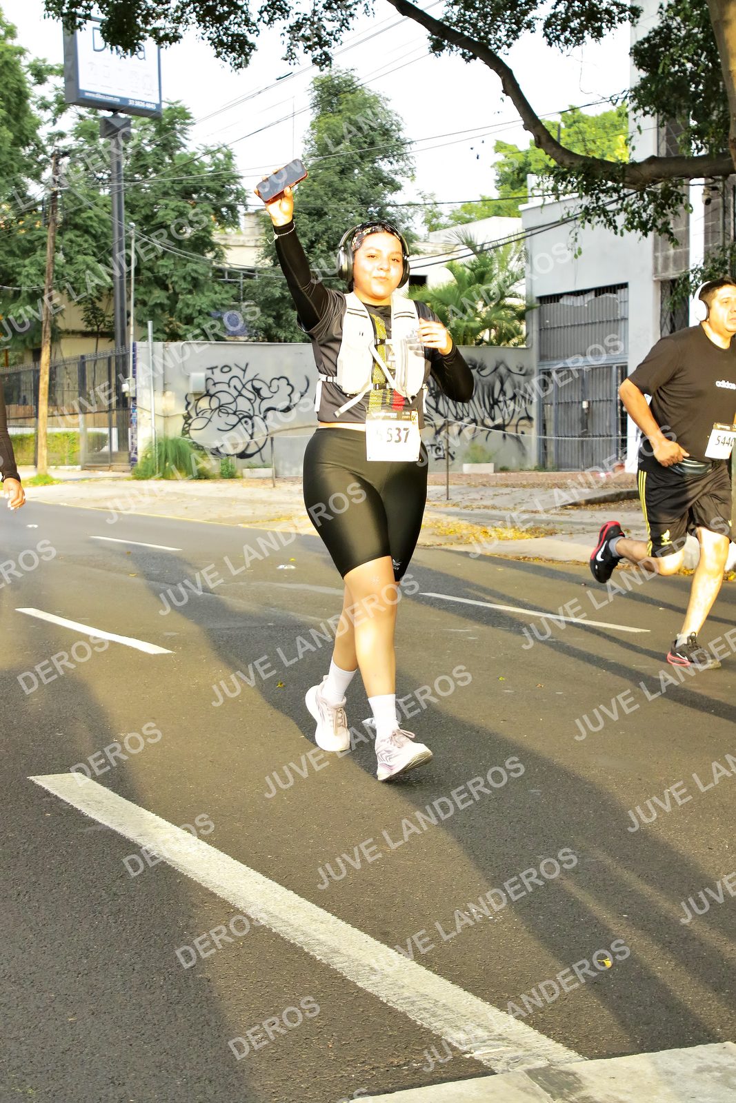Foto de la X Carrera Leones Negros Red Cola 2026 en Rectoría General de la UdeG, Av. Juárez 976 (meta en Av. Enrique Díaz de León y Pedro Moreno), Guadalajara a las 07:23 · dorsal 537, 5440