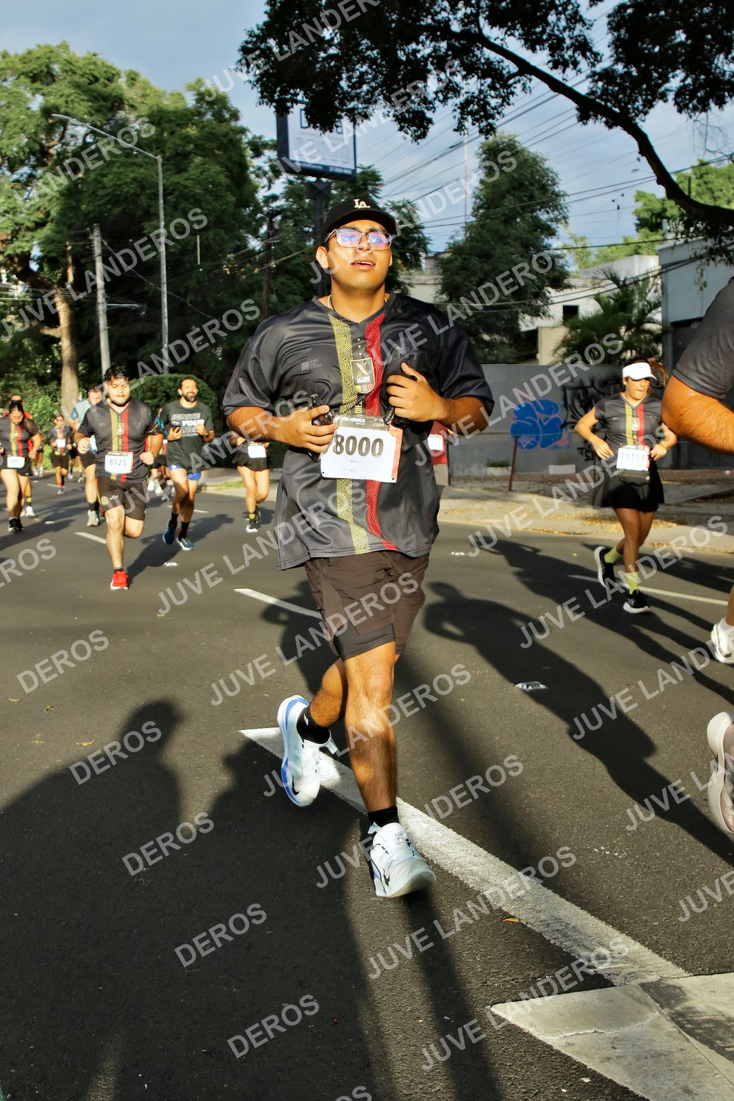 Foto de la X Carrera Leones Negros Red Cola 2026 en Rectoría General de la UdeG, Av. Juárez 976 (meta en Av. Enrique Díaz de León y Pedro Moreno), Guadalajara a las 07:40 · dorsal 8000, 8125, 10151