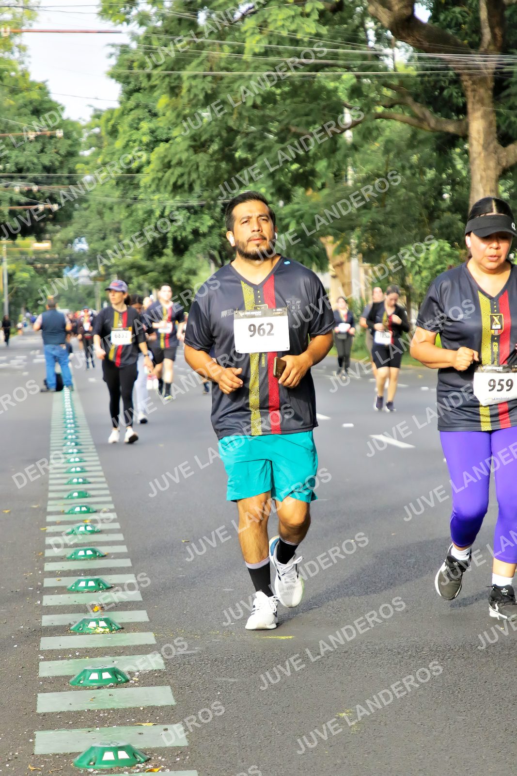 Foto de la X Carrera Leones Negros Red Cola 2026 en Rectoría General de la UdeG, Av. Juárez 976 (meta en Av. Enrique Díaz de León y Pedro Moreno), Guadalajara a las 08:13 · dorsal 959, 962
