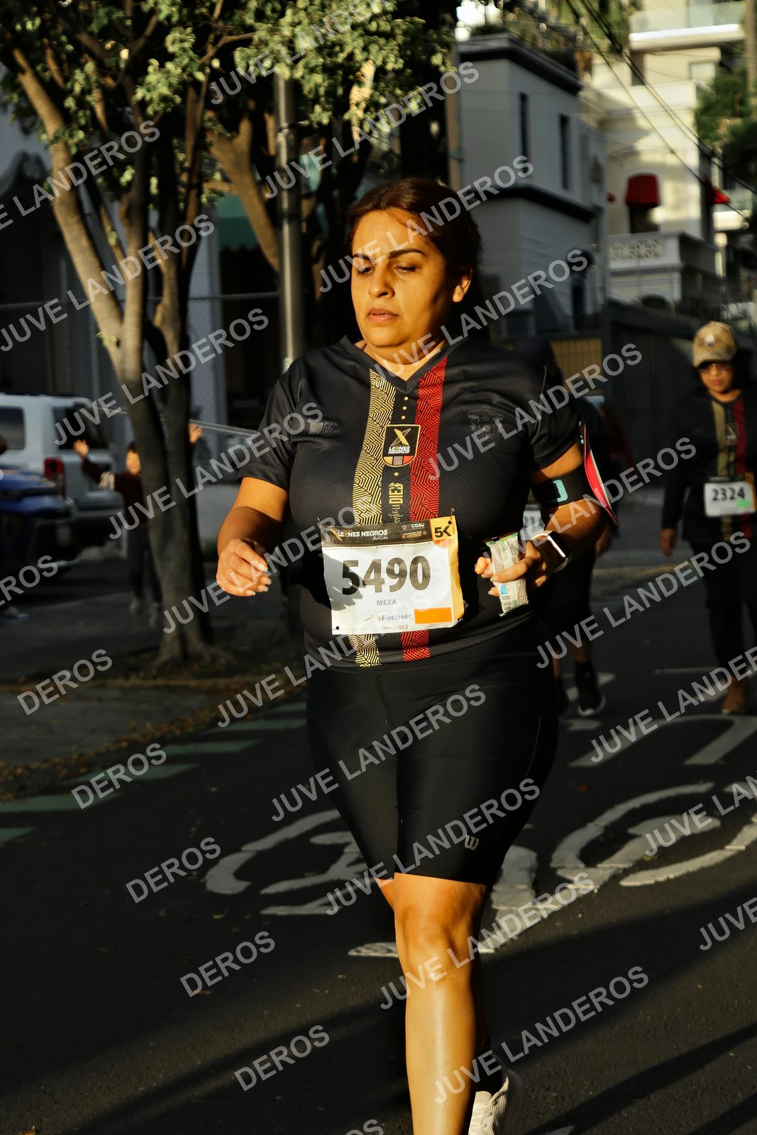 Foto de la X Carrera Leones Negros Red Cola 2026 en Rectoría General de la UdeG, Av. Juárez 976 (meta en Av. Enrique Díaz de León y Pedro Moreno), Guadalajara a las 07:28 · dorsal 5490, 2324