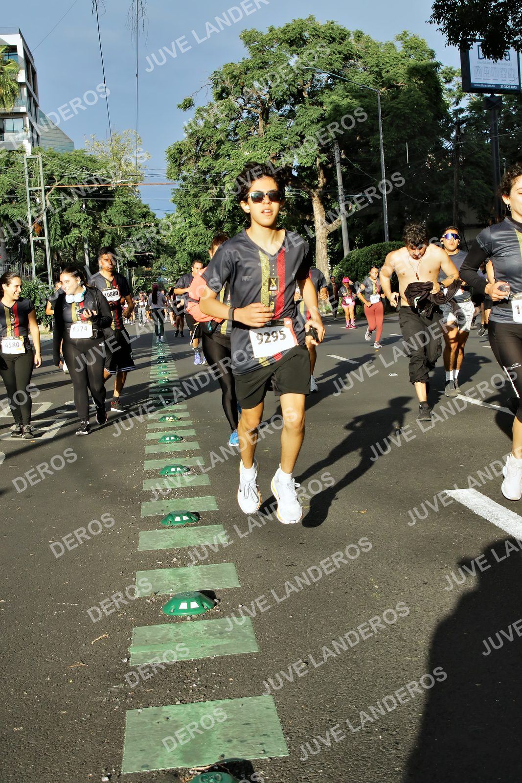 Foto de la X Carrera Leones Negros Red Cola 2026 en Rectoría General de la UdeG, Av. Juárez 976 (meta en Av. Enrique Díaz de León y Pedro Moreno), Guadalajara a las 07:51 · dorsal 9295, 4580, 880, 4574