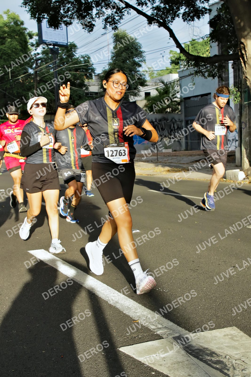 Foto de la X Carrera Leones Negros Red Cola 2026 en Rectoría General de la UdeG, Av. Juárez 976 (meta en Av. Enrique Díaz de León y Pedro Moreno), Guadalajara a las 07:44 · dorsal 12763, 4765, 11799
