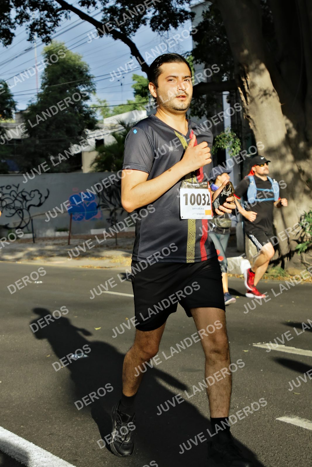Foto de la X Carrera Leones Negros Red Cola 2026 en Rectoría General de la UdeG, Av. Juárez 976 (meta en Av. Enrique Díaz de León y Pedro Moreno), Guadalajara a las 07:51 · dorsal 10032