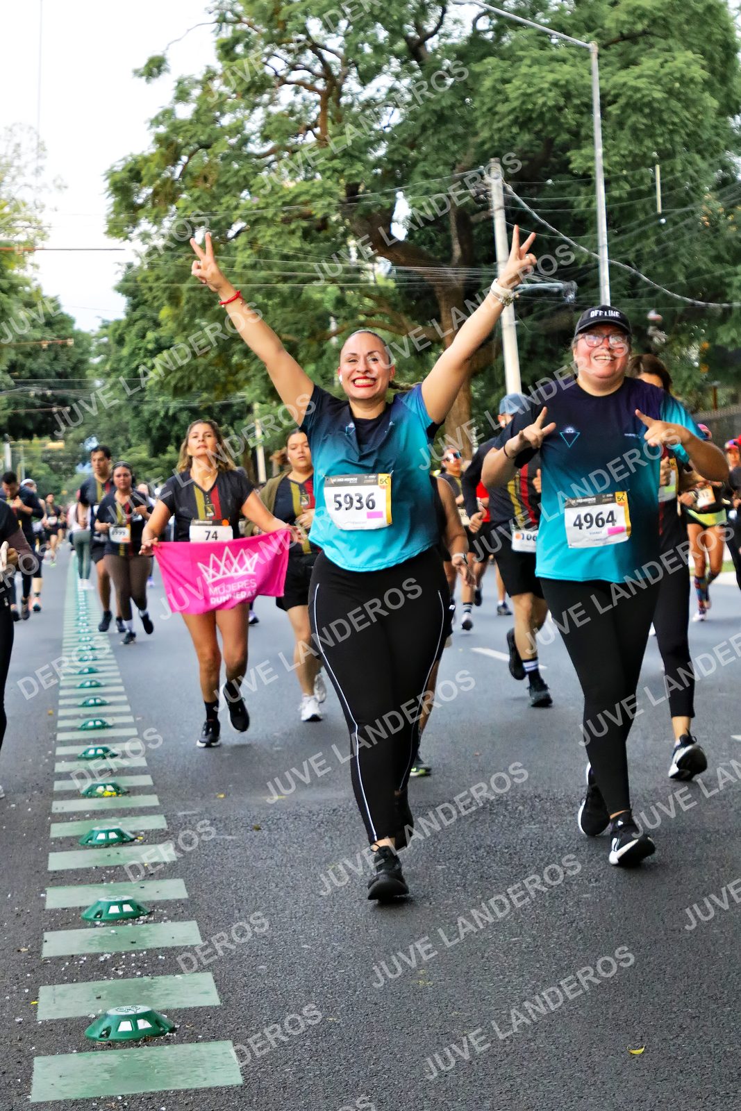 Foto de la X Carrera Leones Negros Red Cola 2026 en Rectoría General de la UdeG, Av. Juárez 976 (meta en Av. Enrique Díaz de León y Pedro Moreno), Guadalajara a las 05:09 · dorsal 74, 4964