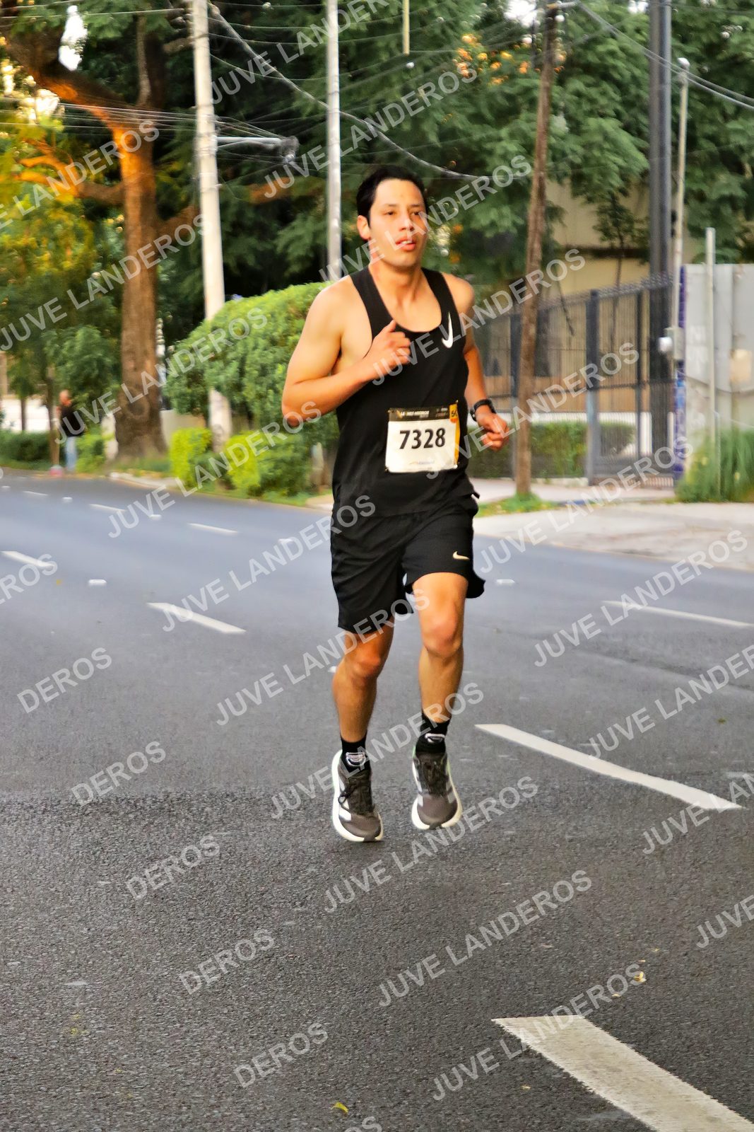 Foto de la X Carrera Leones Negros Red Cola 2026 en Rectoría General de la UdeG, Av. Juárez 976 (meta en Av. Enrique Díaz de León y Pedro Moreno), Guadalajara a las 04:59 · dorsal 7328