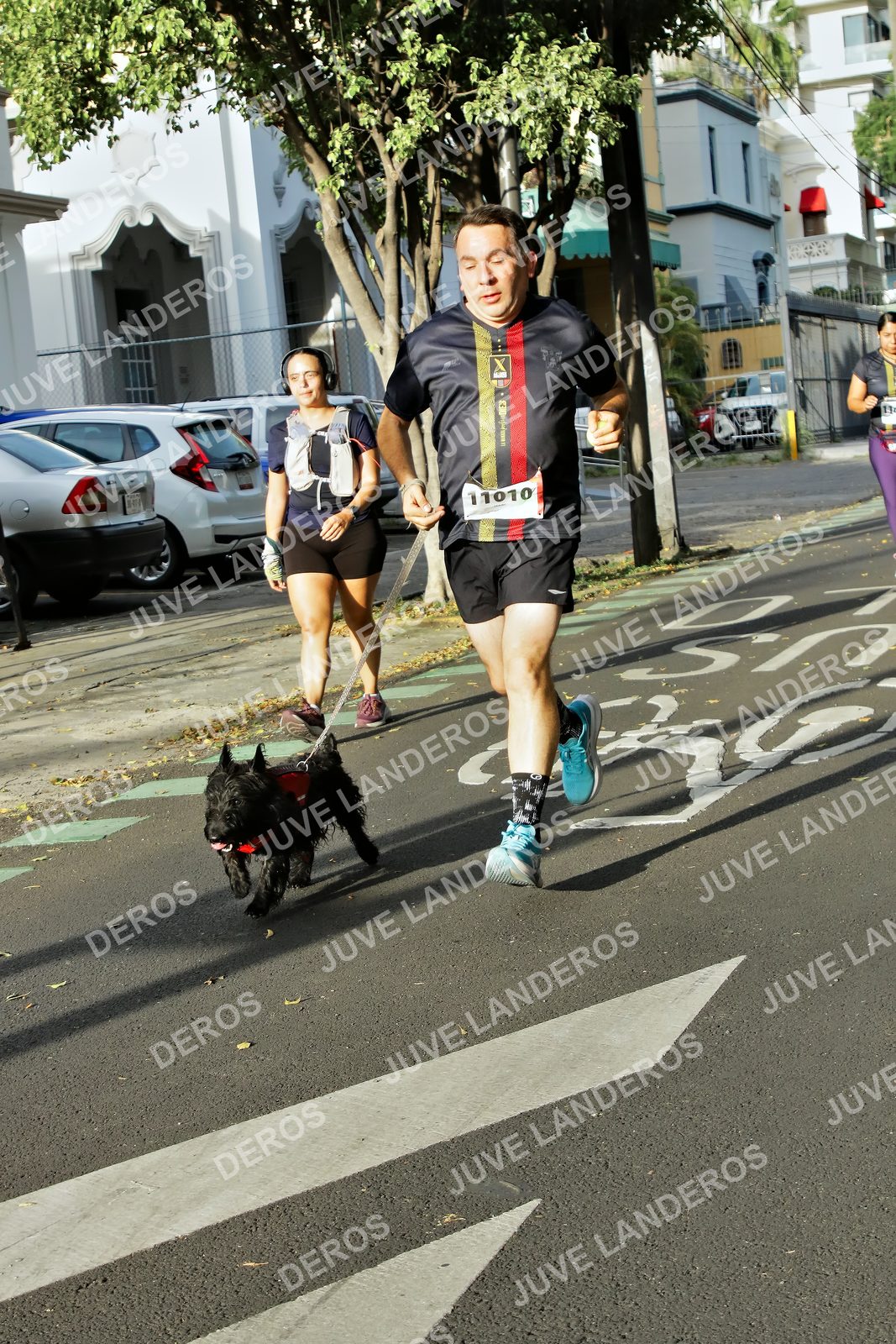 Foto de la X Carrera Leones Negros Red Cola 2026 en Rectoría General de la UdeG, Av. Juárez 976 (meta en Av. Enrique Díaz de León y Pedro Moreno), Guadalajara a las 08:00 · dorsal 11010
