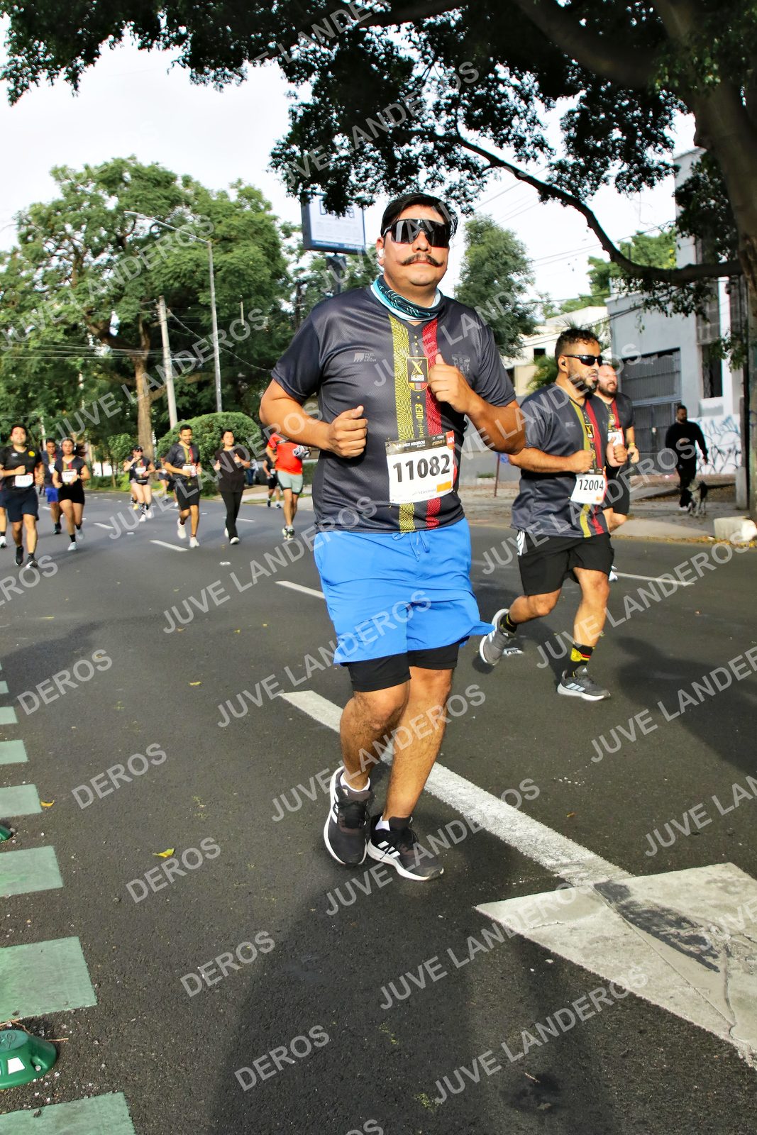 Foto de la X Carrera Leones Negros Red Cola 2026 en Rectoría General de la UdeG, Av. Juárez 976 (meta en Av. Enrique Díaz de León y Pedro Moreno), Guadalajara a las 08:05 · dorsal 11082, 12004