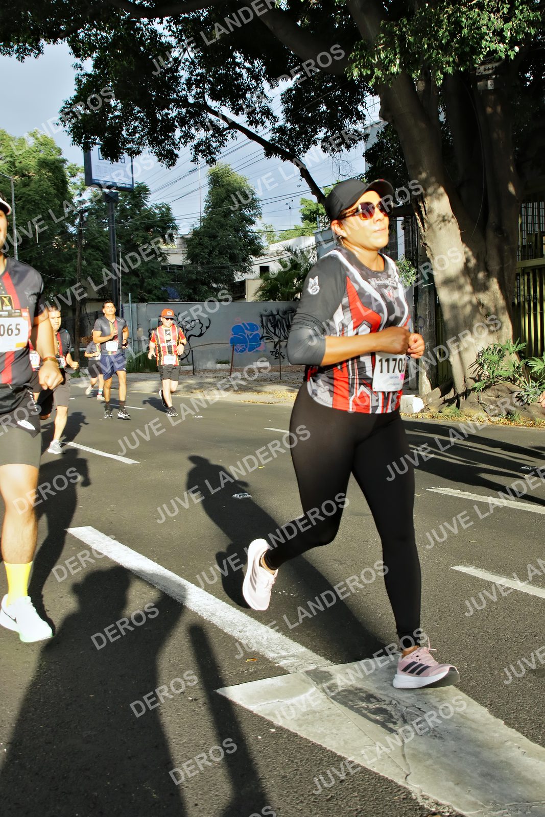 Foto de la X Carrera Leones Negros Red Cola 2026 en Rectoría General de la UdeG, Av. Juárez 976 (meta en Av. Enrique Díaz de León y Pedro Moreno), Guadalajara a las 07:51 · dorsal 65, 11703