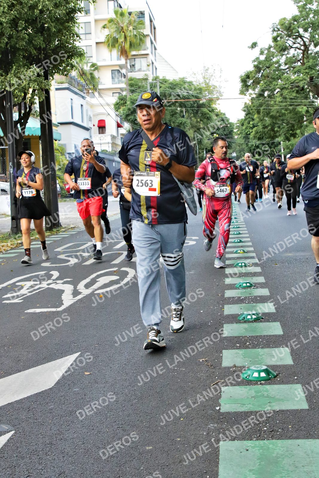 Foto de la X Carrera Leones Negros Red Cola 2026 en Rectoría General de la UdeG, Av. Juárez 976 (meta en Av. Enrique Díaz de León y Pedro Moreno), Guadalajara a las 05:12 · dorsal 2563, 13333, 5467, 1178