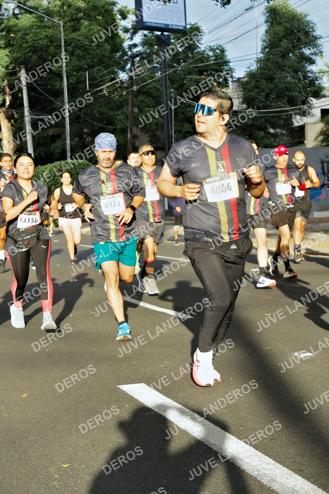 Foto de la X Carrera Leones Negros Red Cola 2026 en Rectoría General de la UdeG, Av. Juárez 976 (meta en Av. Enrique Díaz de León y Pedro Moreno), Guadalajara a las 07:44 · dorsal 4866, 8821, 13156, 1339