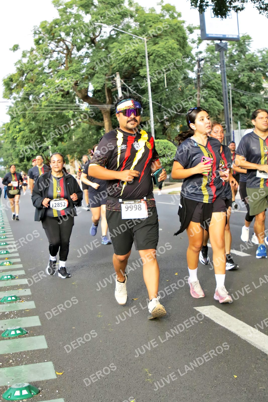 Foto de la X Carrera Leones Negros Red Cola 2026 en Rectoría General de la UdeG, Av. Juárez 976 (meta en Av. Enrique Díaz de León y Pedro Moreno), Guadalajara a las 08:09 · dorsal 9998, 12852