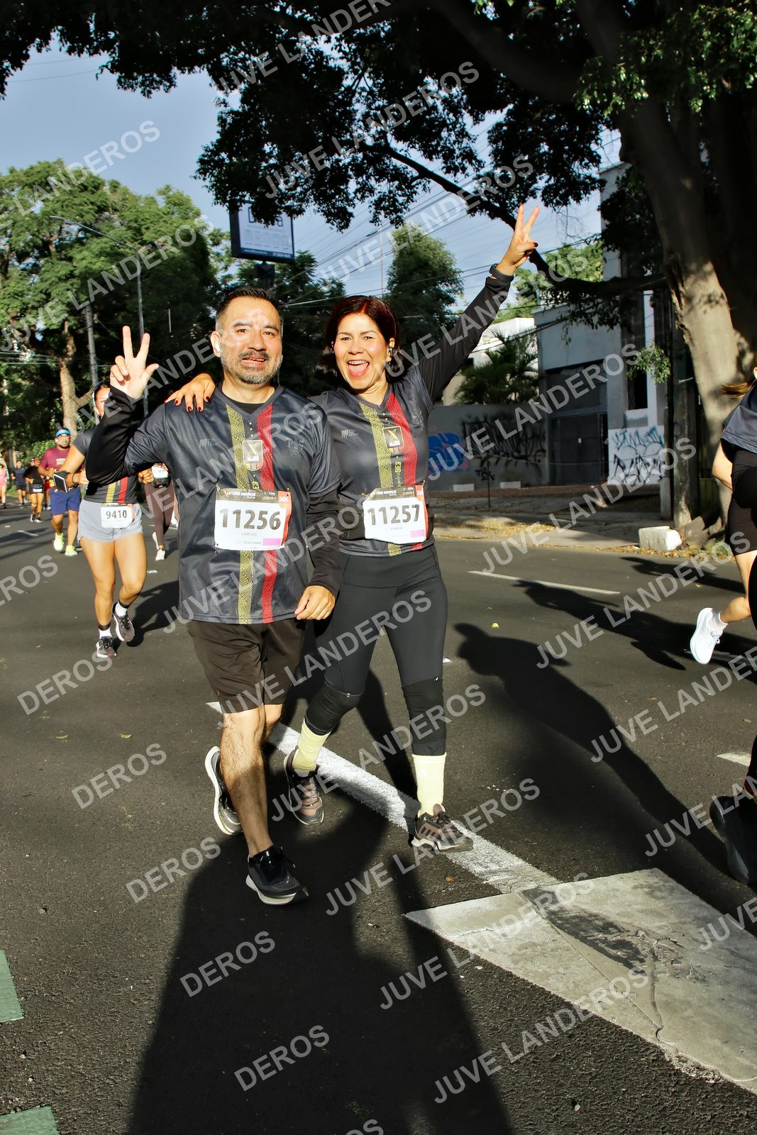 Foto de la X Carrera Leones Negros Red Cola 2026 en Rectoría General de la UdeG, Av. Juárez 976 (meta en Av. Enrique Díaz de León y Pedro Moreno), Guadalajara a las 07:55 · dorsal 11256, 11257, 9410