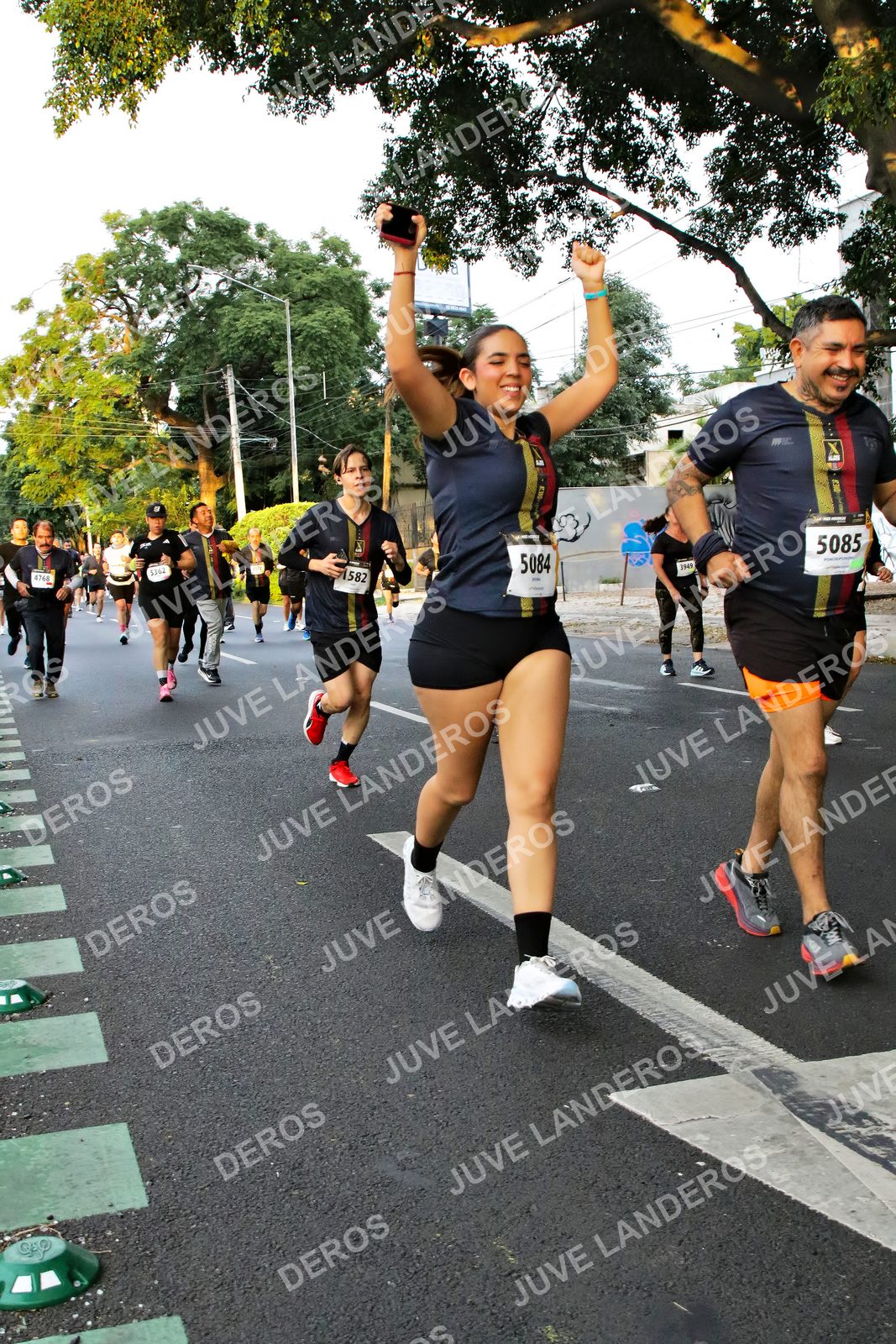 Foto de la X Carrera Leones Negros Red Cola 2026 en Rectoría General de la UdeG, Av. Juárez 976 (meta en Av. Enrique Díaz de León y Pedro Moreno), Guadalajara a las 05:07 · dorsal 5084, 5085, 4768