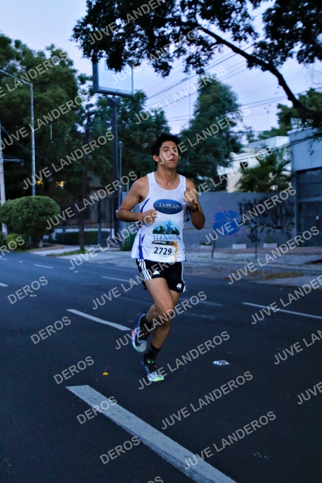 Foto de la X Carrera Leones Negros Red Cola 2026 en Rectoría General de la UdeG, Av. Juárez 976 (meta en Av. Enrique Díaz de León y Pedro Moreno), Guadalajara a las 04:49 · dorsal 2729