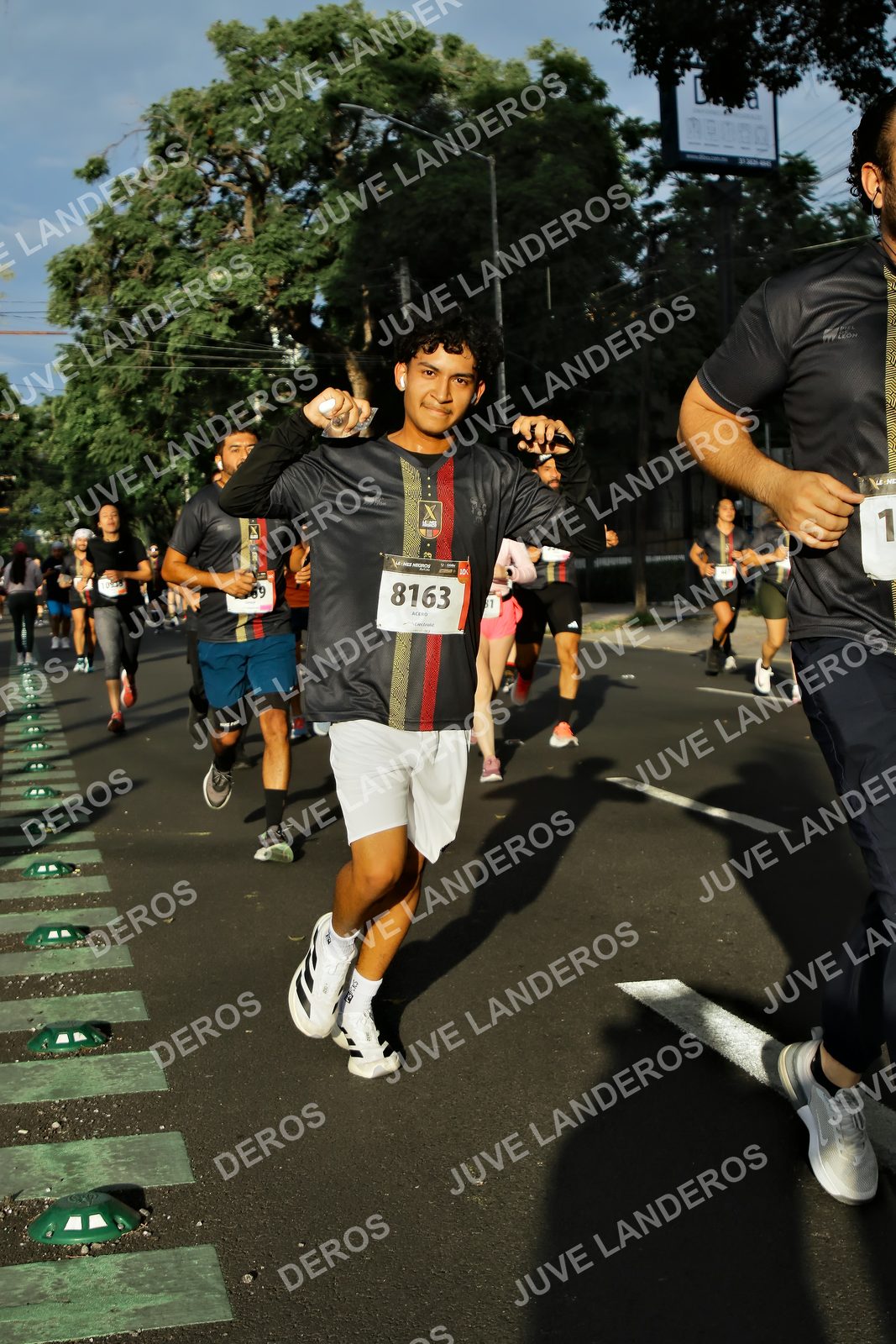 Foto de la X Carrera Leones Negros Red Cola 2026 en Rectoría General de la UdeG, Av. Juárez 976 (meta en Av. Enrique Díaz de León y Pedro Moreno), Guadalajara a las 07:40 · dorsal 8163
