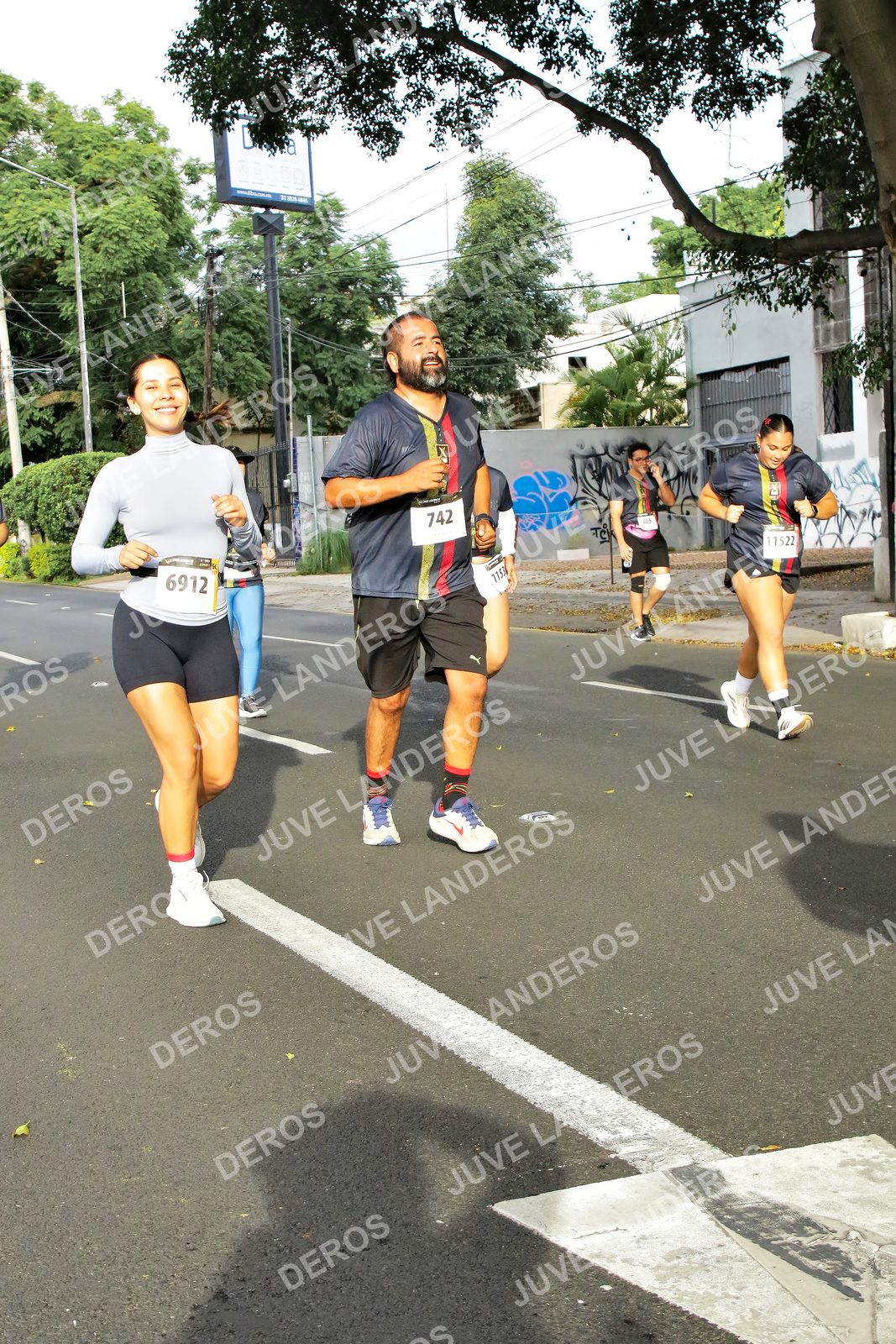 Foto de la X Carrera Leones Negros Red Cola 2026 en Rectoría General de la UdeG, Av. Juárez 976 (meta en Av. Enrique Díaz de León y Pedro Moreno), Guadalajara a las 08:10 · dorsal 6912, 742, 11522, 1153