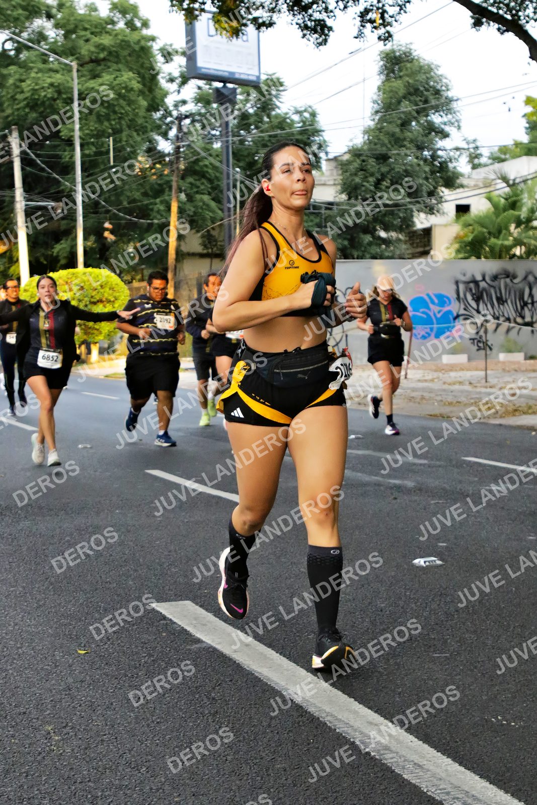 Foto de la X Carrera Leones Negros Red Cola 2026 en Rectoría General de la UdeG, Av. Juárez 976 (meta en Av. Enrique Díaz de León y Pedro Moreno), Guadalajara a las 05:06 · dorsal 6852, 2092