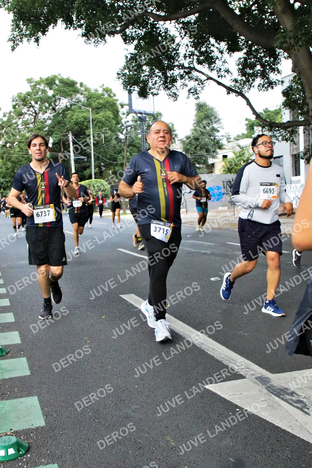 Foto de la X Carrera Leones Negros Red Cola 2026 en Rectoría General de la UdeG, Av. Juárez 976 (meta en Av. Enrique Díaz de León y Pedro Moreno), Guadalajara a las 05:12 · dorsal 6695, 3715, 1700