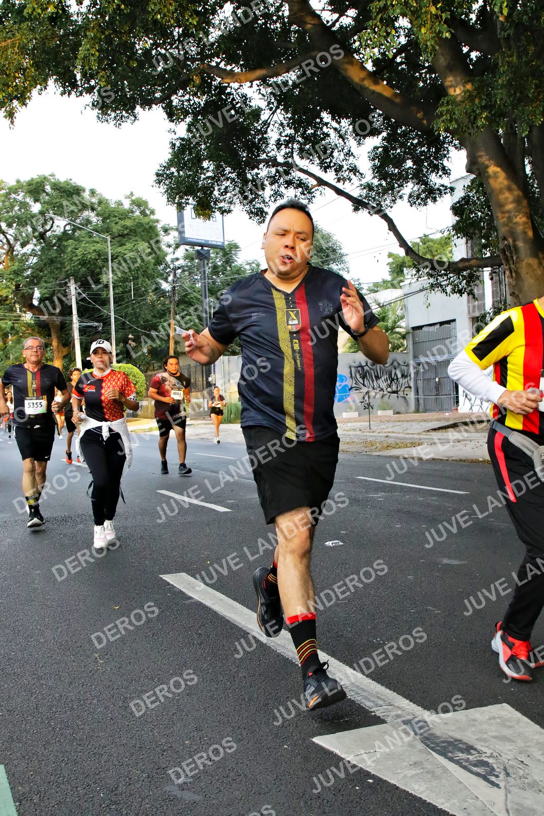 Foto de la X Carrera Leones Negros Red Cola 2026 en Rectoría General de la UdeG, Av. Juárez 976 (meta en Av. Enrique Díaz de León y Pedro Moreno), Guadalajara a las 05:08 · dorsal 5355
