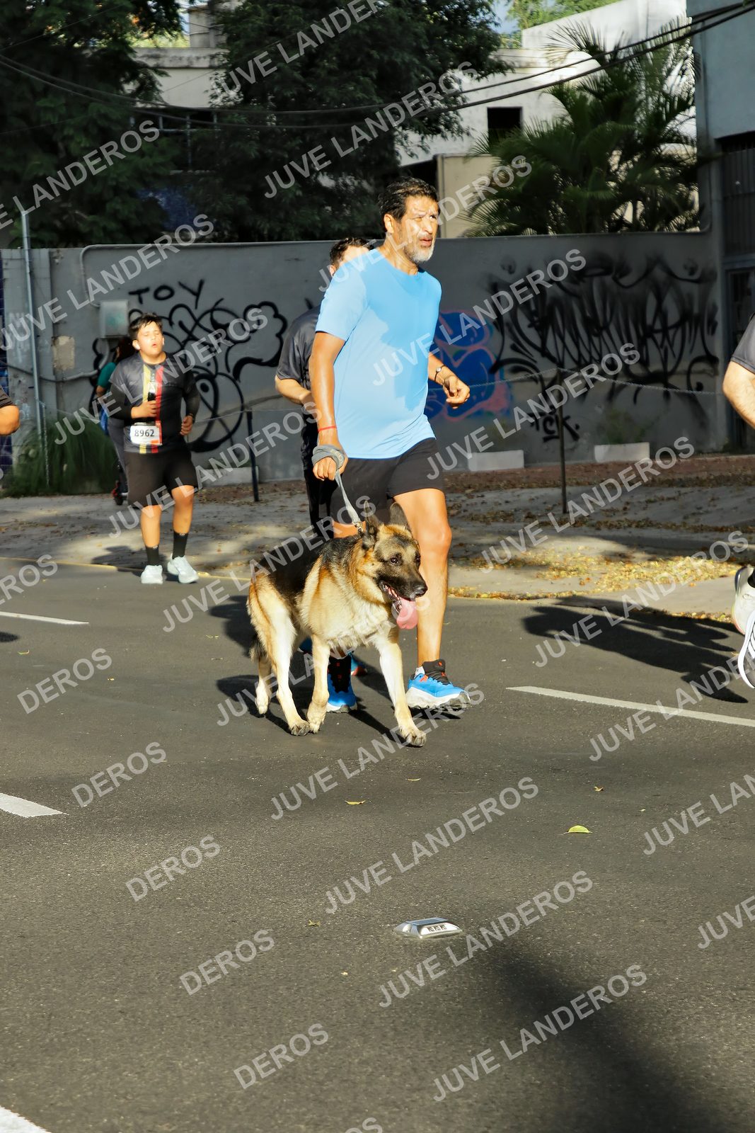 Foto de la X Carrera Leones Negros Red Cola 2026 en Rectoría General de la UdeG, Av. Juárez 976 (meta en Av. Enrique Díaz de León y Pedro Moreno), Guadalajara a las 07:54 · dorsal 8962