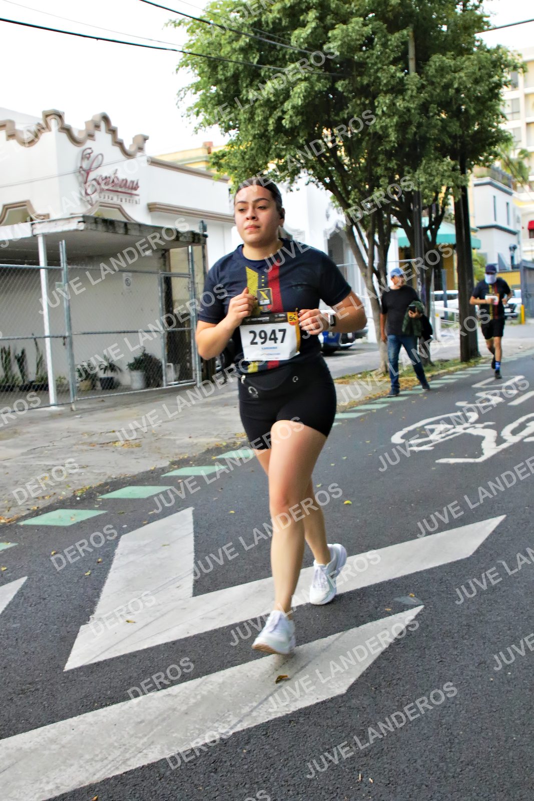 Foto de la X Carrera Leones Negros Red Cola 2026 en Rectoría General de la UdeG, Av. Juárez 976 (meta en Av. Enrique Díaz de León y Pedro Moreno), Guadalajara a las 05:09 · dorsal 2947