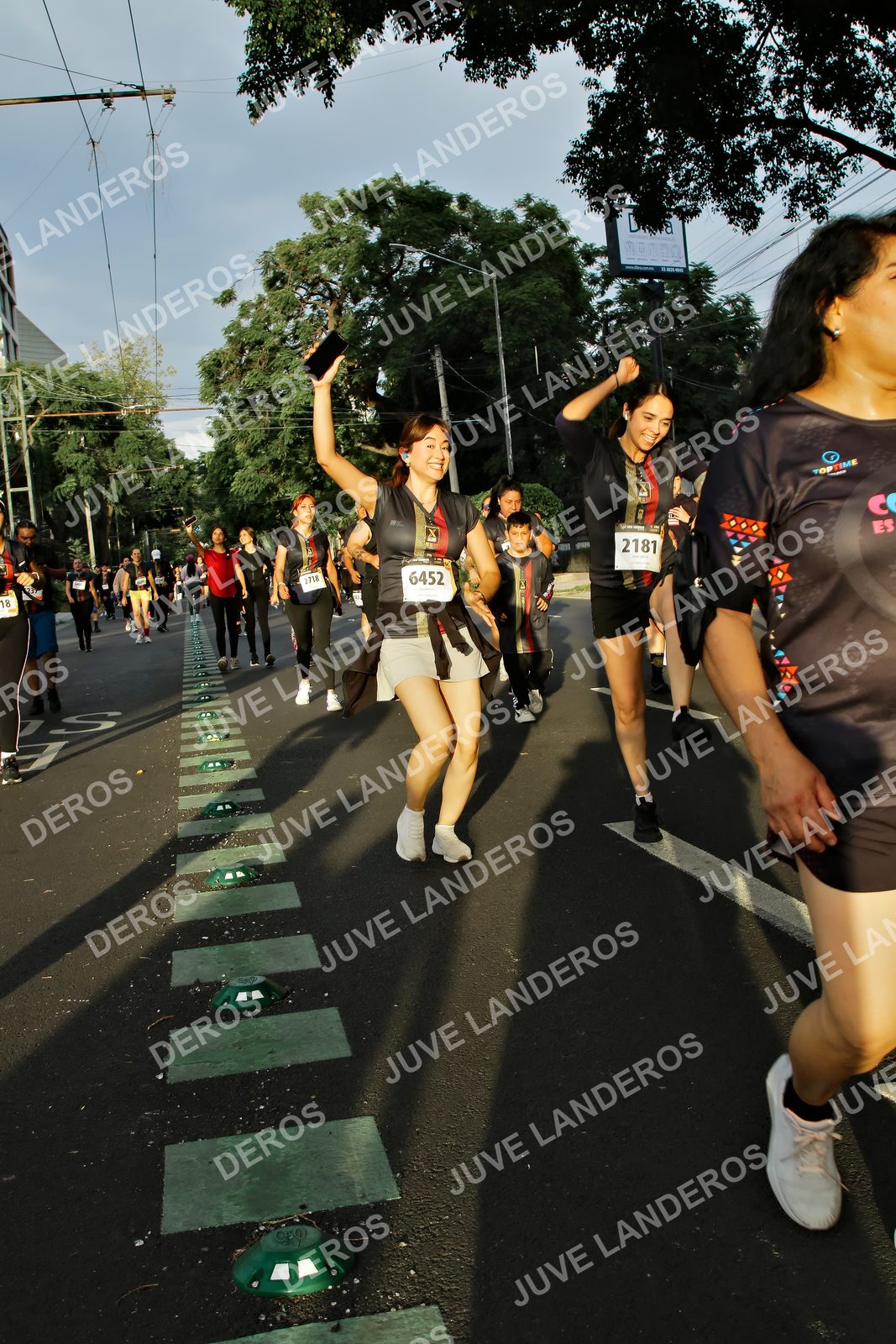 Foto de la X Carrera Leones Negros Red Cola 2026 en Rectoría General de la UdeG, Av. Juárez 976 (meta en Av. Enrique Díaz de León y Pedro Moreno), Guadalajara a las 07:24 · dorsal 6452, 2181, 2718