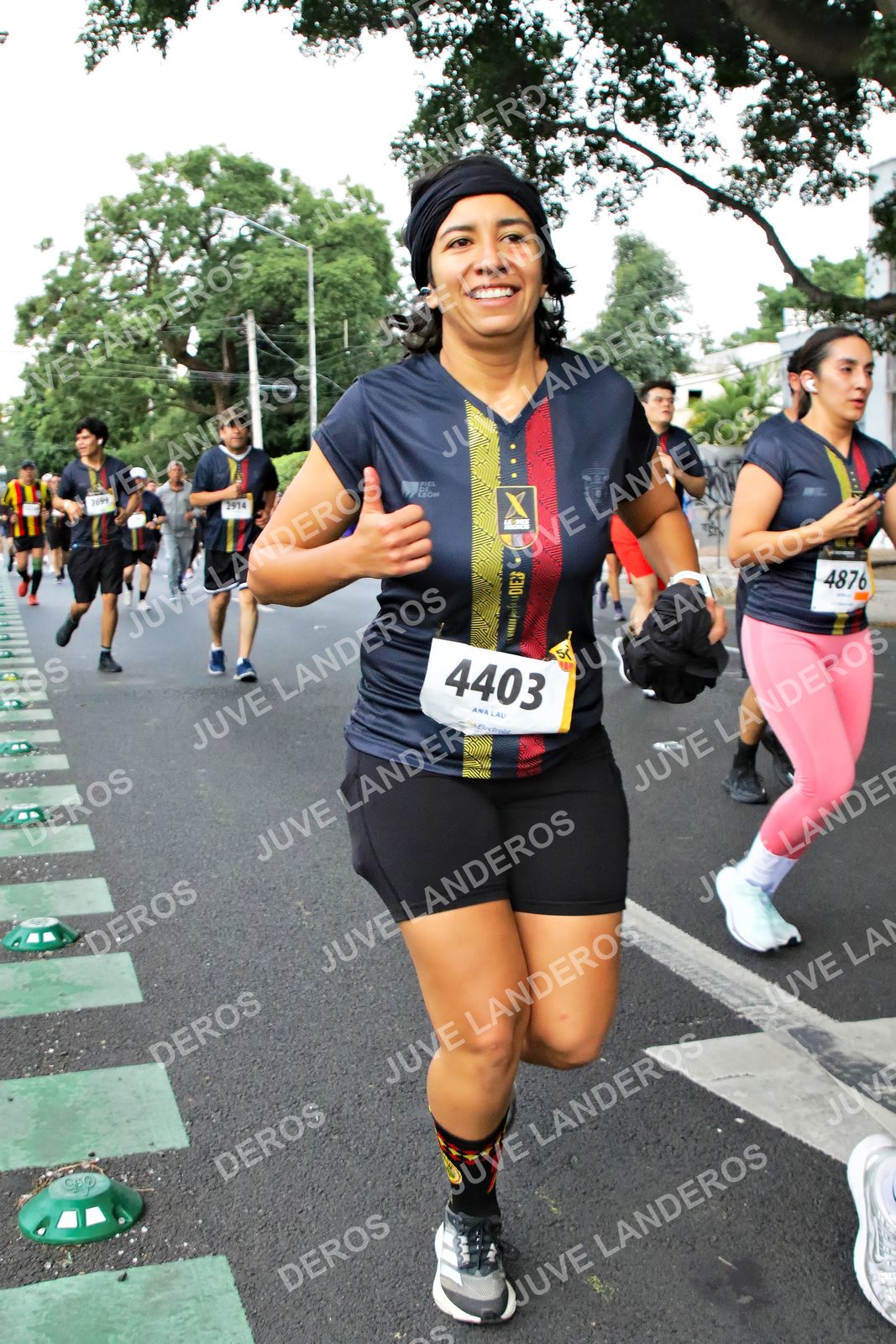Foto de la X Carrera Leones Negros Red Cola 2026 en Rectoría General de la UdeG, Av. Juárez 976 (meta en Av. Enrique Díaz de León y Pedro Moreno), Guadalajara a las 07:14 · dorsal 4403, 4876, 2914, 7699