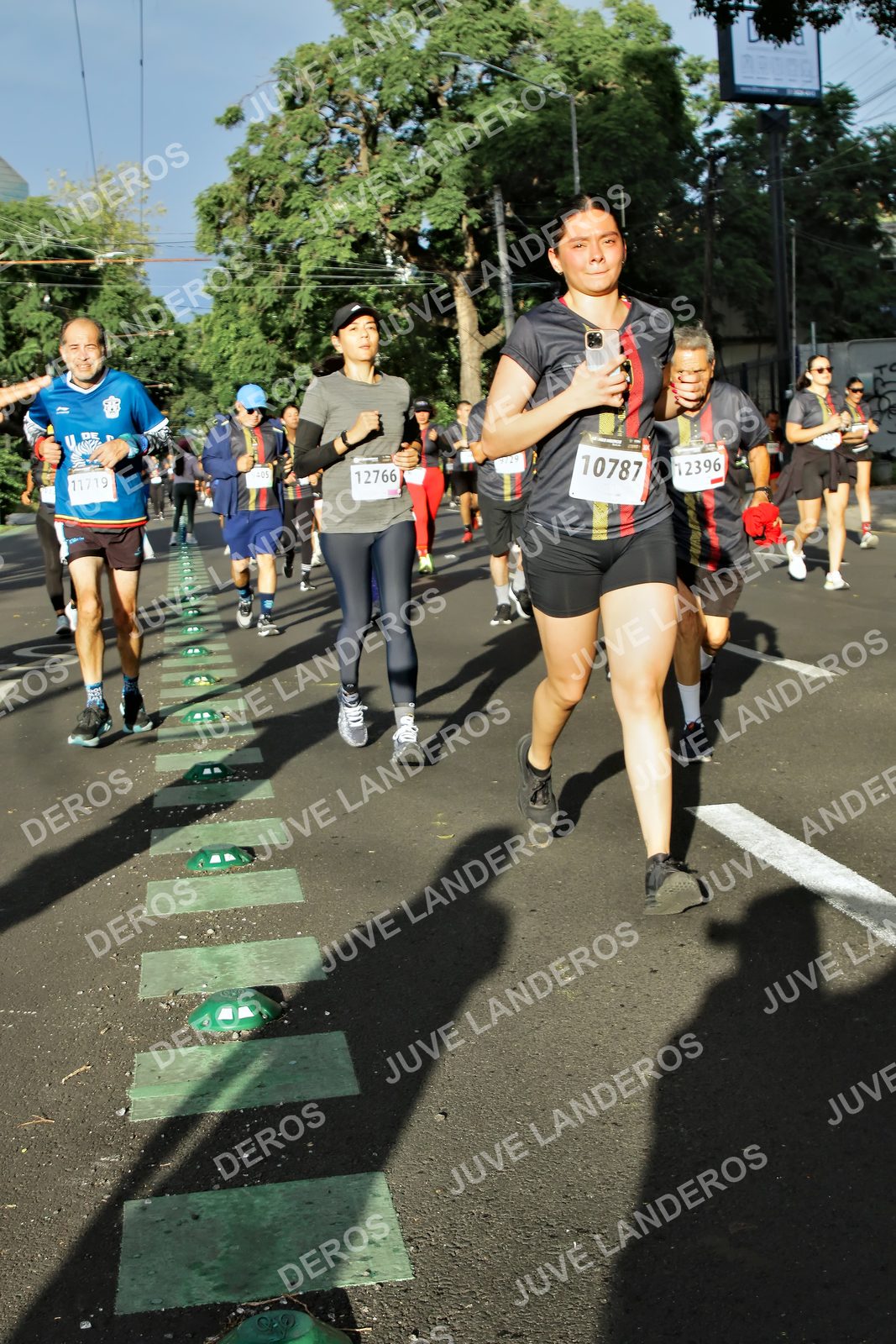 Foto de la X Carrera Leones Negros Red Cola 2026 en Rectoría General de la UdeG, Av. Juárez 976 (meta en Av. Enrique Díaz de León y Pedro Moreno), Guadalajara a las 07:51 · dorsal 10787, 12766, 11719, 12396