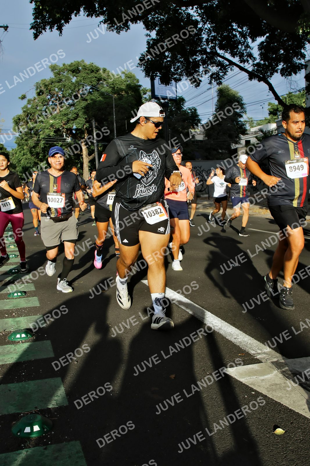 Foto de la X Carrera Leones Negros Red Cola 2026 en Rectoría General de la UdeG, Av. Juárez 976 (meta en Av. Enrique Díaz de León y Pedro Moreno), Guadalajara a las 07:49 · dorsal 8949, 10027, 10382, 1611