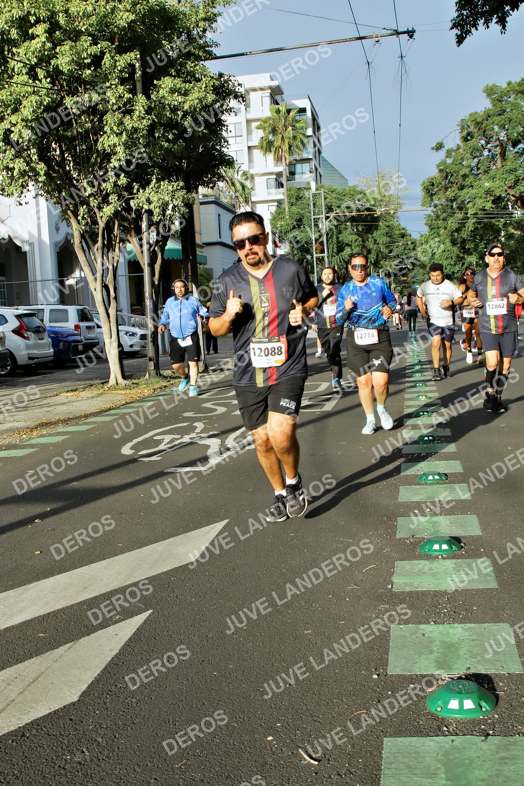 Foto de la X Carrera Leones Negros Red Cola 2026 en Rectoría General de la UdeG, Av. Juárez 976 (meta en Av. Enrique Díaz de León y Pedro Moreno), Guadalajara a las 07:57 · dorsal 12088, 12862, 12716