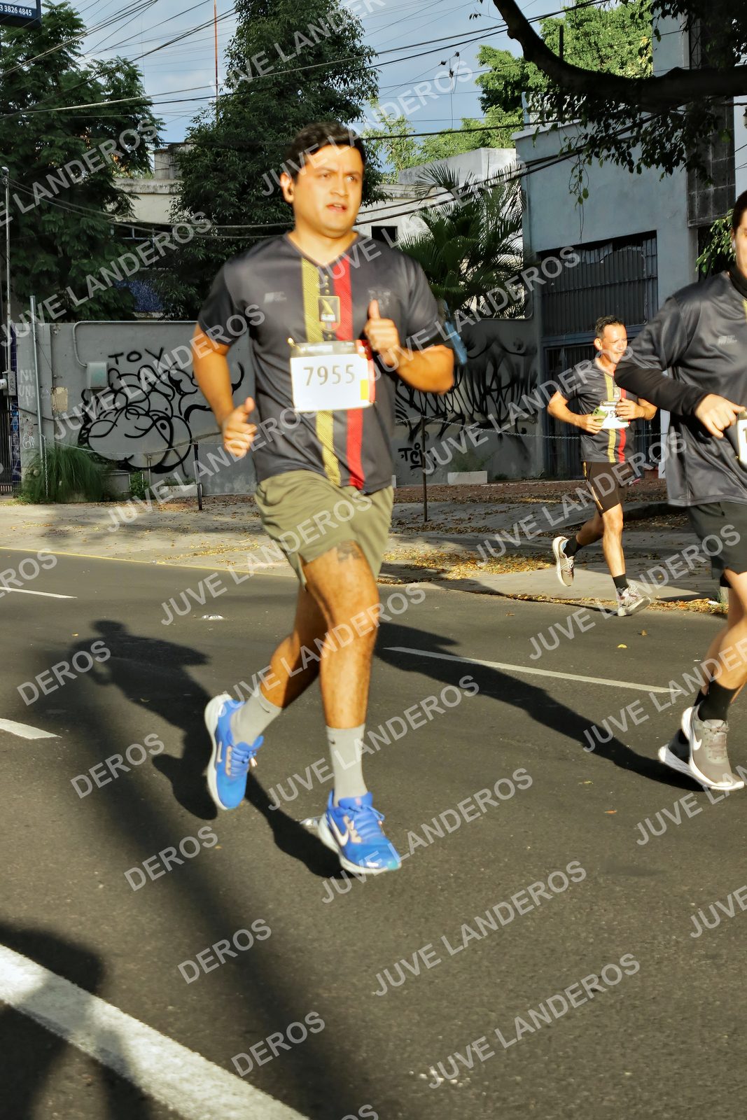 Foto de la X Carrera Leones Negros Red Cola 2026 en Rectoría General de la UdeG, Av. Juárez 976 (meta en Av. Enrique Díaz de León y Pedro Moreno), Guadalajara a las 07:41 · dorsal 7955, 4845, 3826