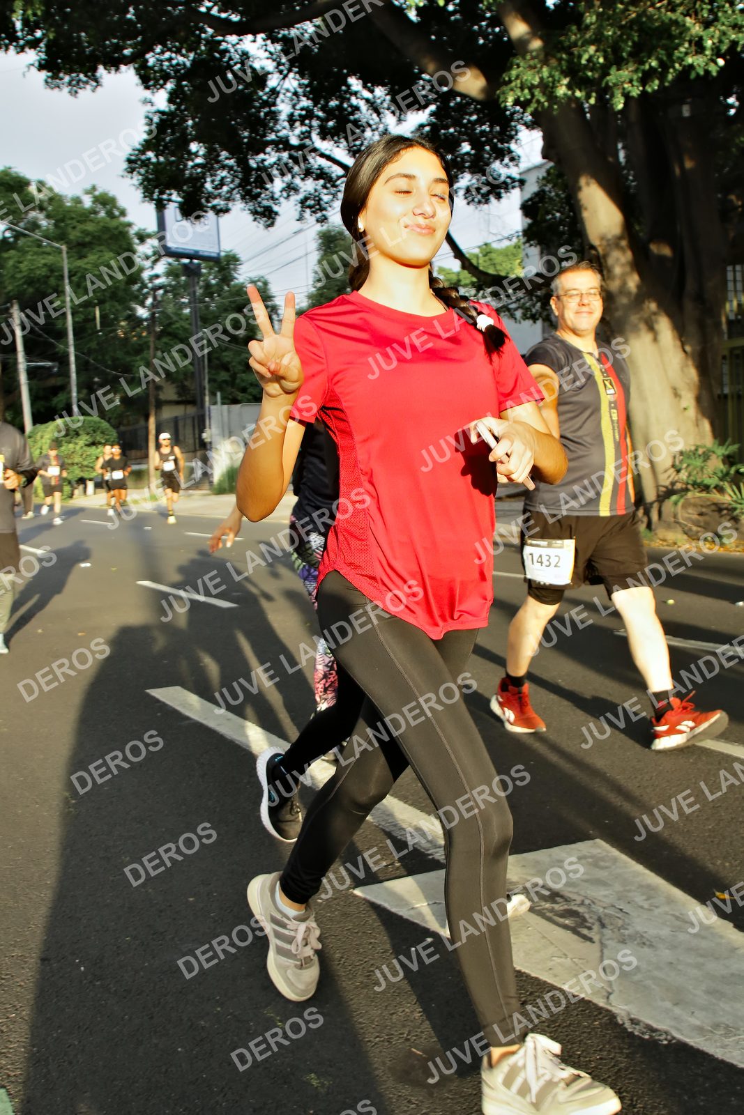Foto de la X Carrera Leones Negros Red Cola 2026 en Rectoría General de la UdeG, Av. Juárez 976 (meta en Av. Enrique Díaz de León y Pedro Moreno), Guadalajara a las 07:24 · dorsal 1432