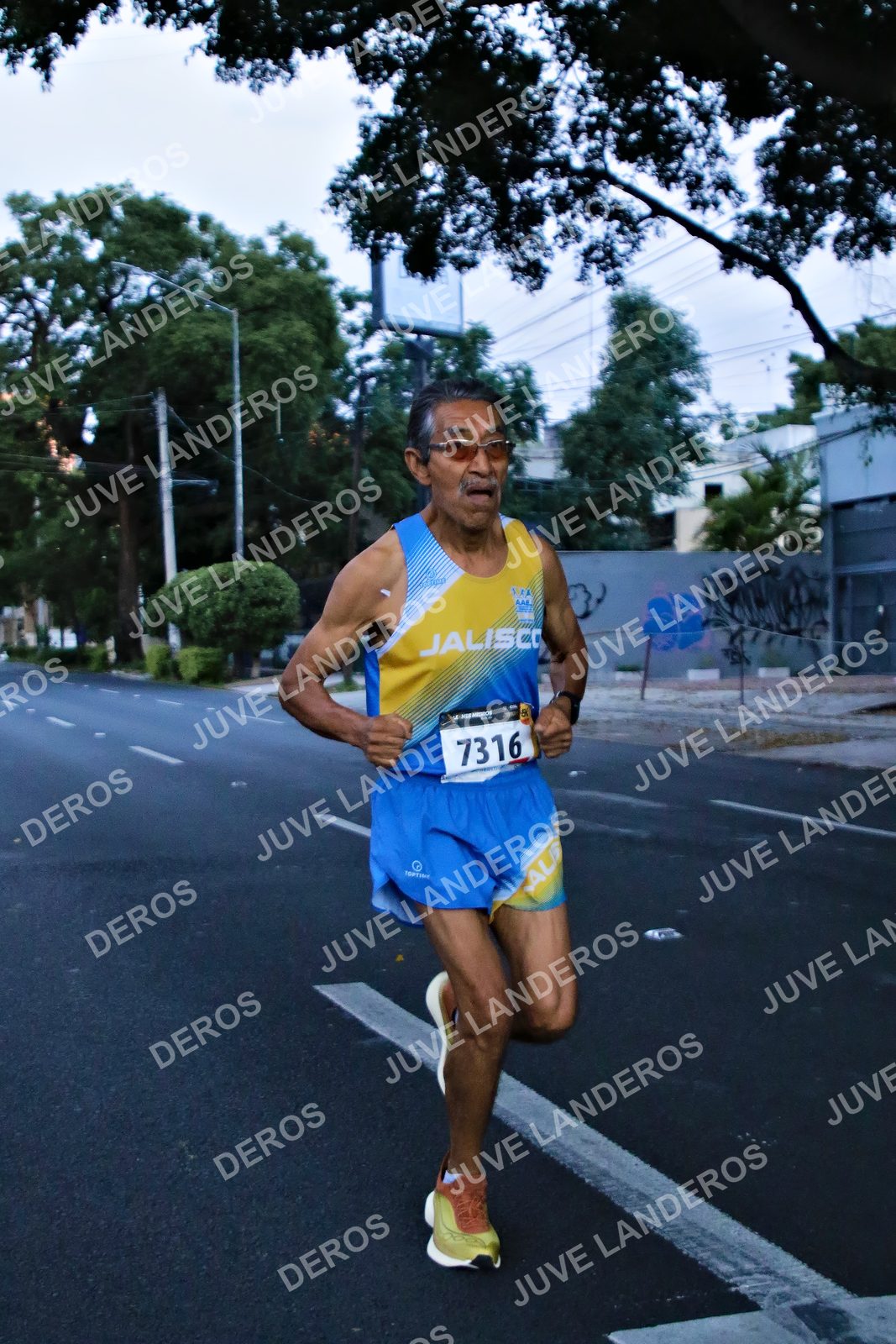 Foto de la X Carrera Leones Negros Red Cola 2026 en Rectoría General de la UdeG, Av. Juárez 976 (meta en Av. Enrique Díaz de León y Pedro Moreno), Guadalajara a las 04:53 · dorsal 7316