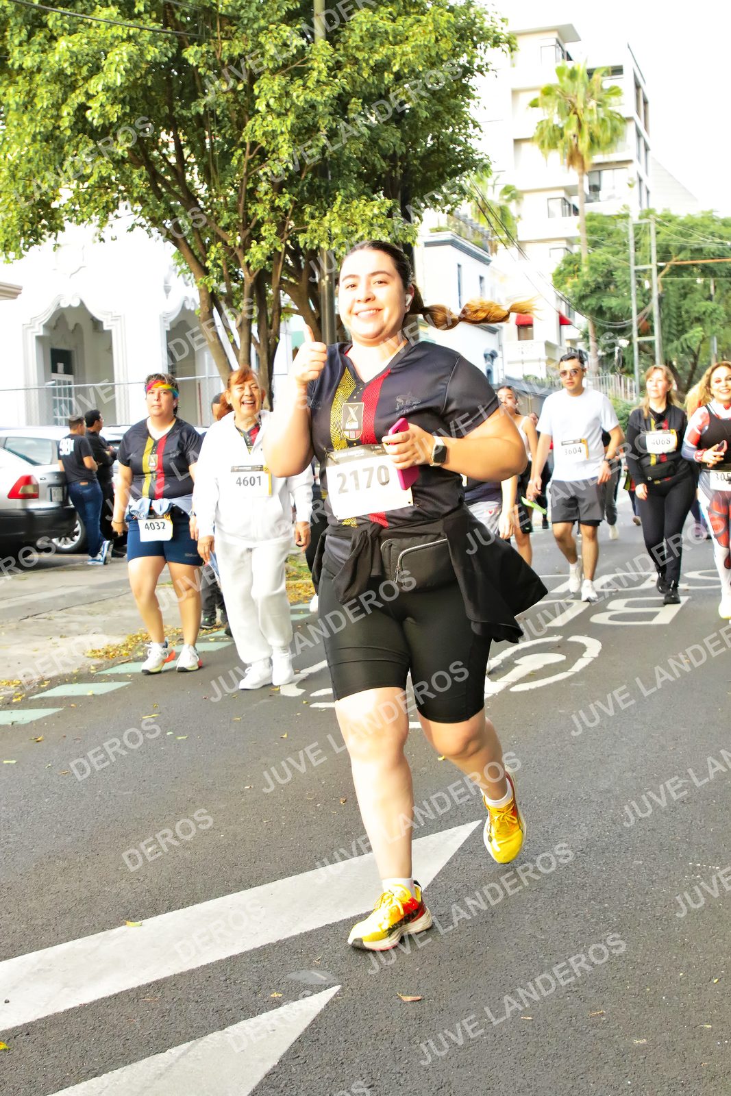 Foto de la X Carrera Leones Negros Red Cola 2026 en Rectoría General de la UdeG, Av. Juárez 976 (meta en Av. Enrique Díaz de León y Pedro Moreno), Guadalajara a las 07:21 · dorsal 2170, 4601, 4068, 4032
