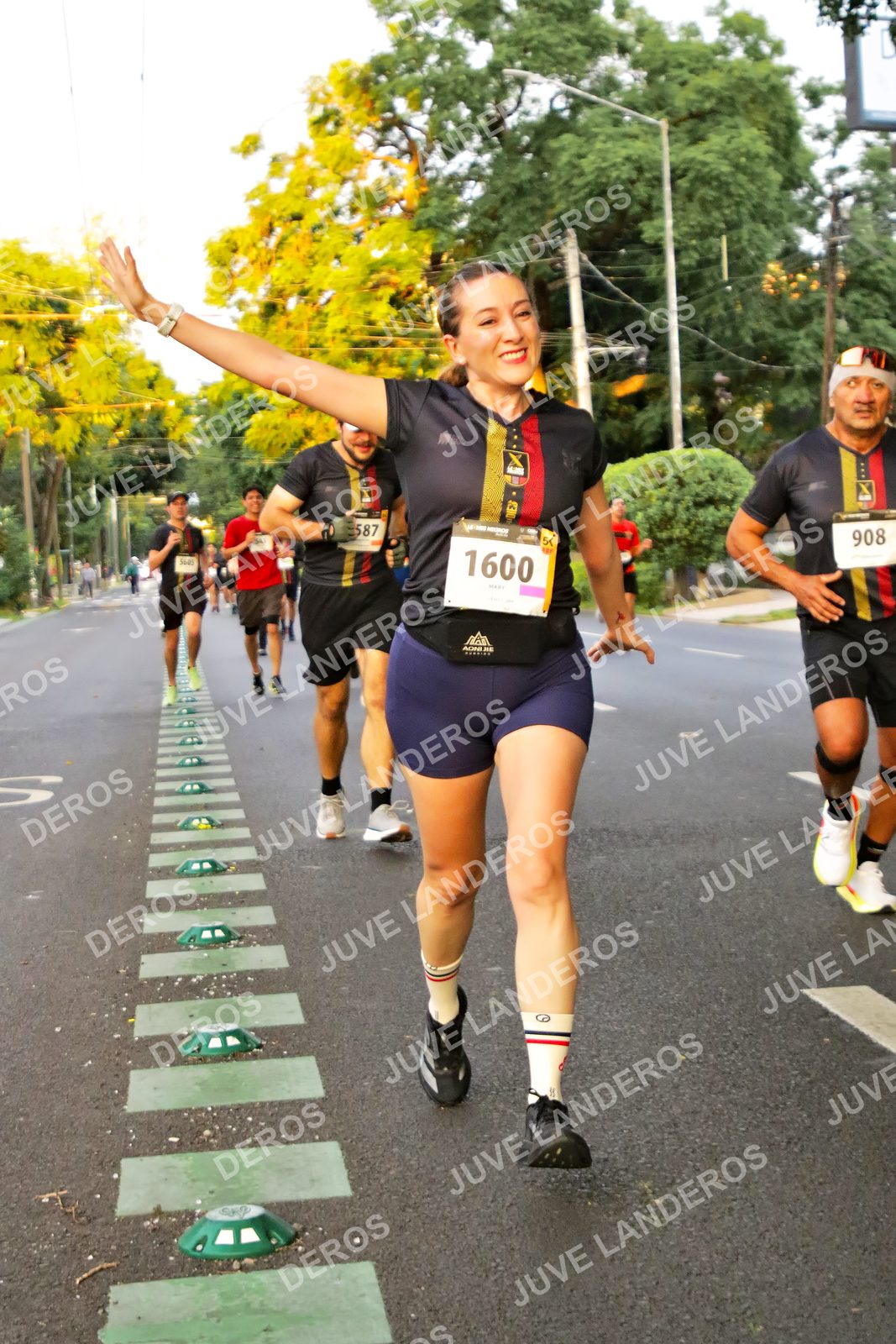 Foto de la X Carrera Leones Negros Red Cola 2026 en Rectoría General de la UdeG, Av. Juárez 976 (meta en Av. Enrique Díaz de León y Pedro Moreno), Guadalajara a las 05:00 · dorsal 1600, 908, 587