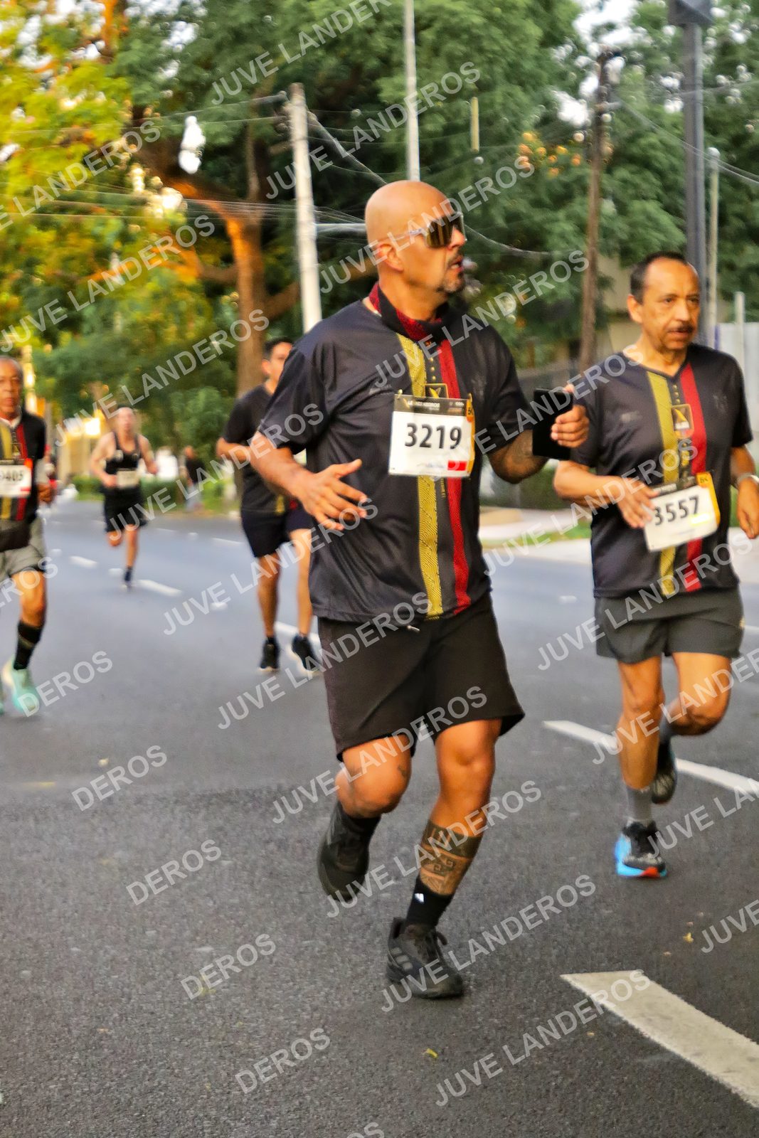 Foto de la X Carrera Leones Negros Red Cola 2026 en Rectoría General de la UdeG, Av. Juárez 976 (meta en Av. Enrique Díaz de León y Pedro Moreno), Guadalajara a las 04:59 · dorsal 3219, 3557