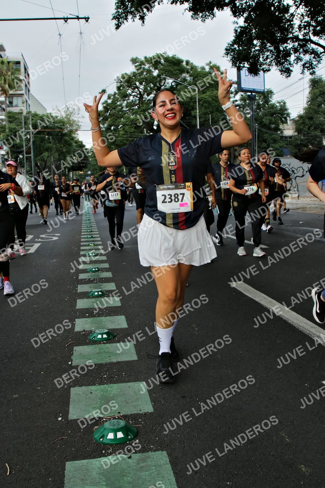 Foto de la X Carrera Leones Negros Red Cola 2026 en Rectoría General de la UdeG, Av. Juárez 976 (meta en Av. Enrique Díaz de León y Pedro Moreno), Guadalajara a las 07:18 · dorsal 2387, 4717, 376, 98