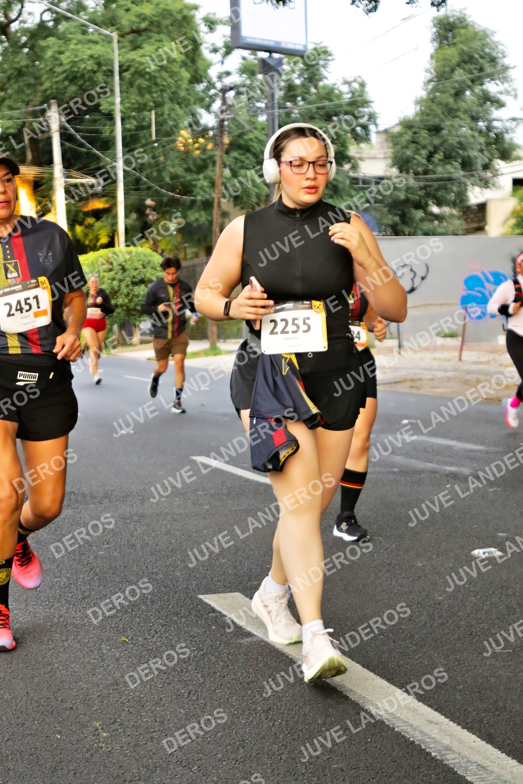Foto de la X Carrera Leones Negros Red Cola 2026 en Rectoría General de la UdeG, Av. Juárez 976 (meta en Av. Enrique Díaz de León y Pedro Moreno), Guadalajara a las 05:02 · dorsal 2255, 2451
