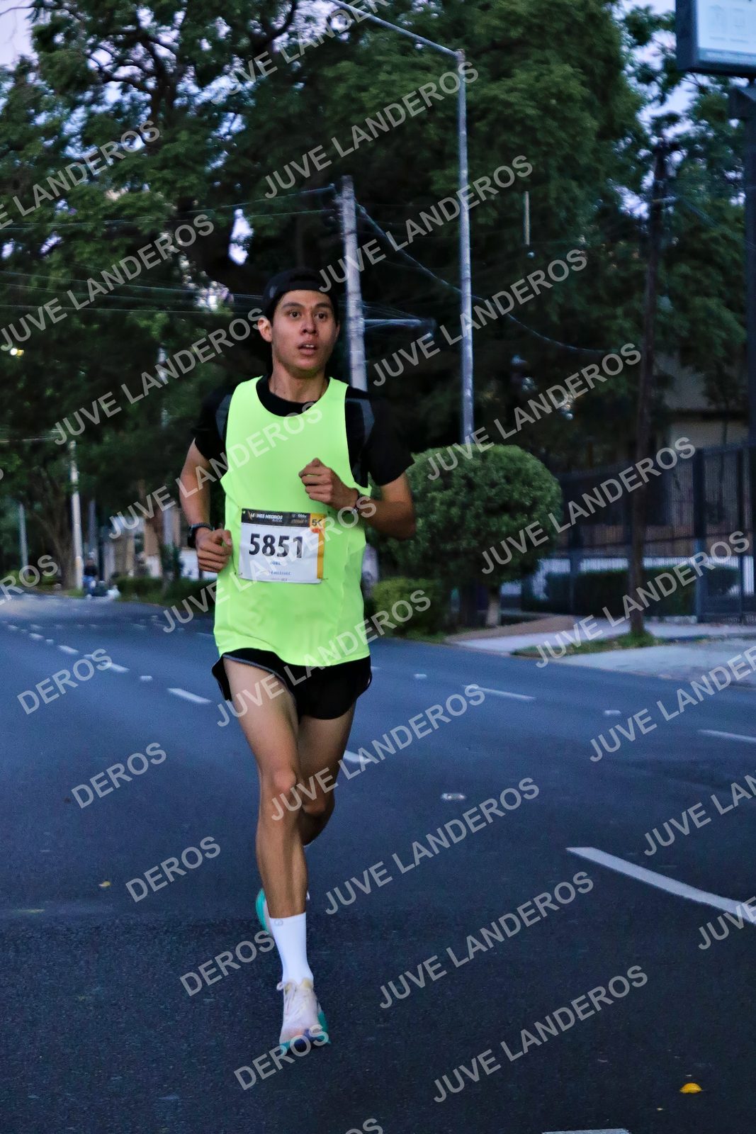 Foto de la X Carrera Leones Negros Red Cola 2026 en Rectoría General de la UdeG, Av. Juárez 976 (meta en Av. Enrique Díaz de León y Pedro Moreno), Guadalajara a las 04:49 · dorsal 5851
