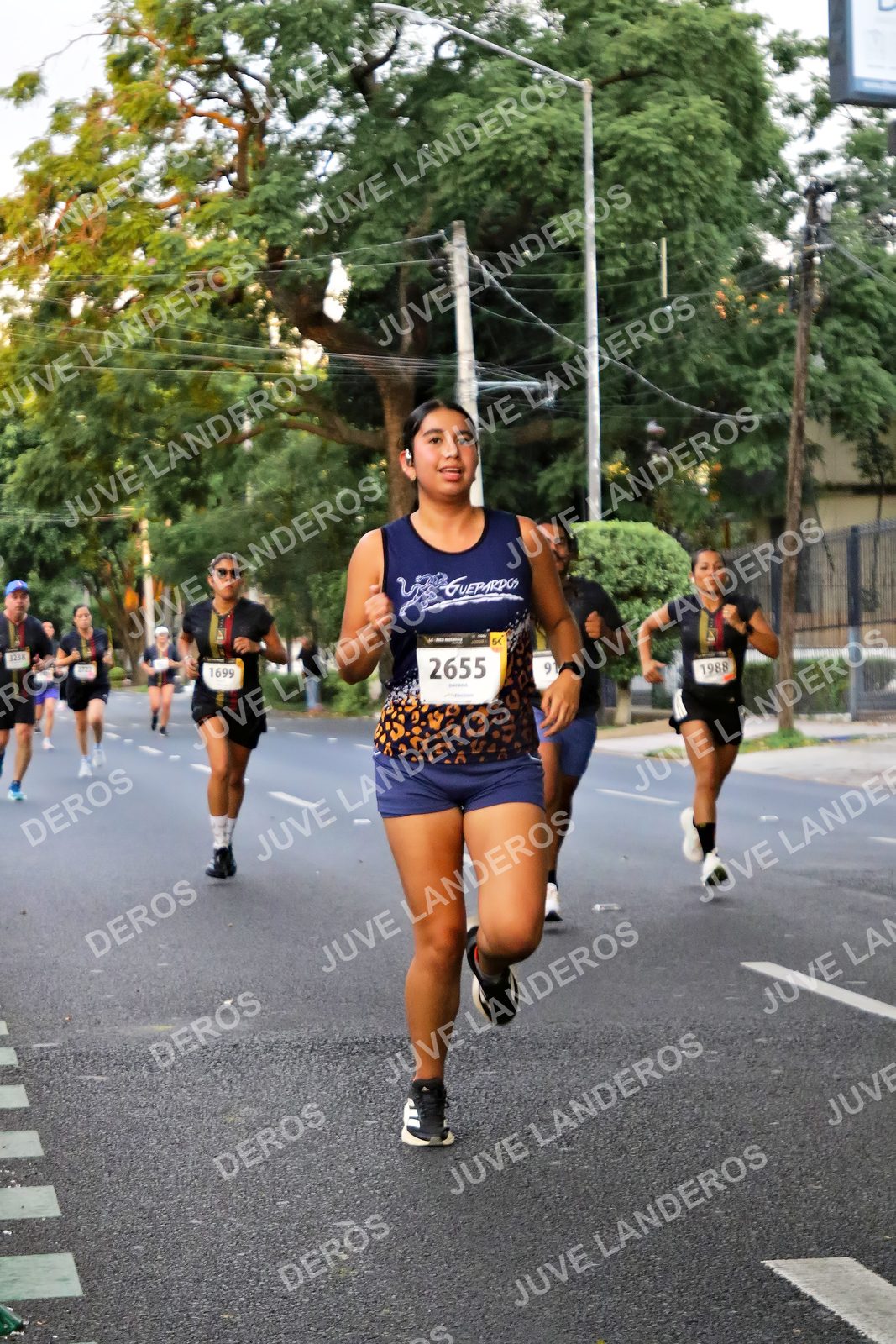 Foto de la X Carrera Leones Negros Red Cola 2026 en Rectoría General de la UdeG, Av. Juárez 976 (meta en Av. Enrique Díaz de León y Pedro Moreno), Guadalajara a las 04:58 · dorsal 2655, 1699, 1988, 3238