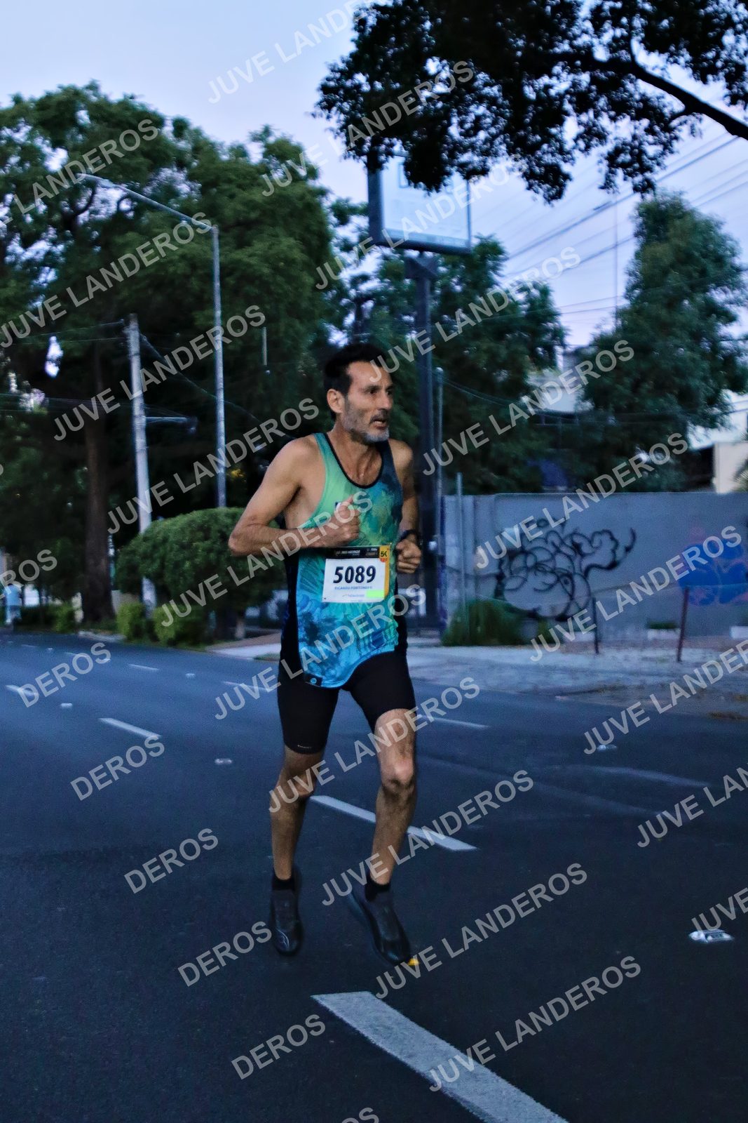 Foto de la X Carrera Leones Negros Red Cola 2026 en Rectoría General de la UdeG, Av. Juárez 976 (meta en Av. Enrique Díaz de León y Pedro Moreno), Guadalajara a las 04:49 · dorsal 5089