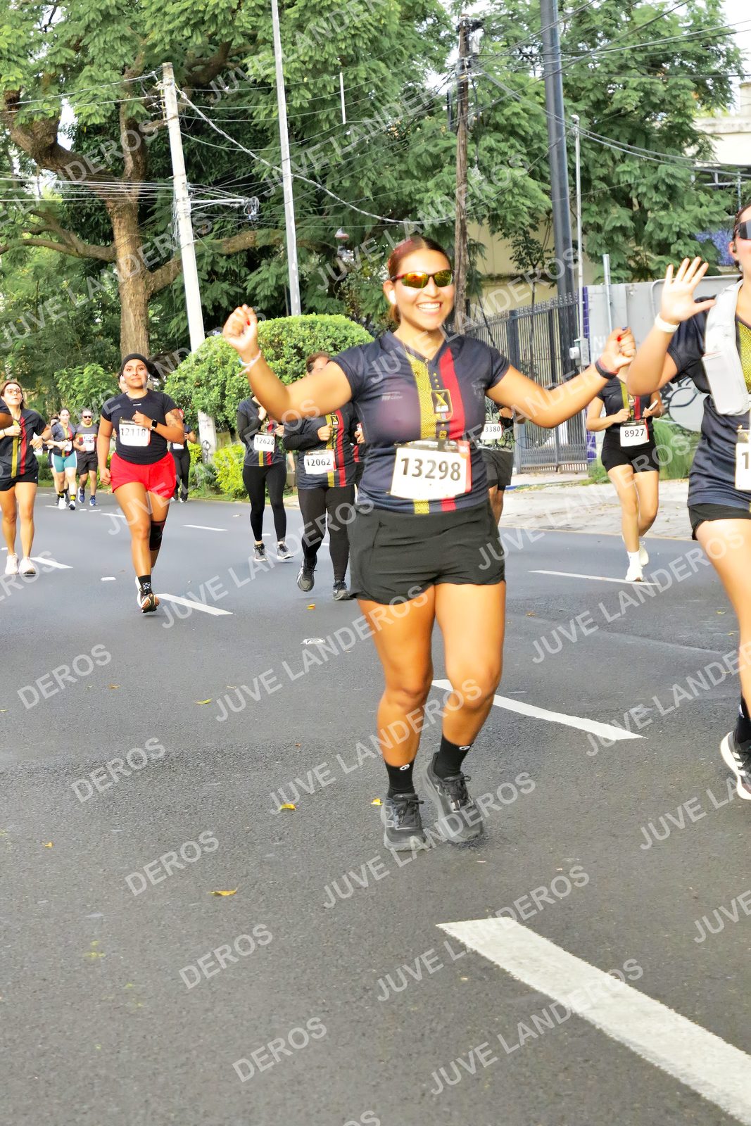 Foto de la X Carrera Leones Negros Red Cola 2026 en Rectoría General de la UdeG, Av. Juárez 976 (meta en Av. Enrique Díaz de León y Pedro Moreno), Guadalajara a las 08:07 · dorsal 13298, 8927, 12118, 1180