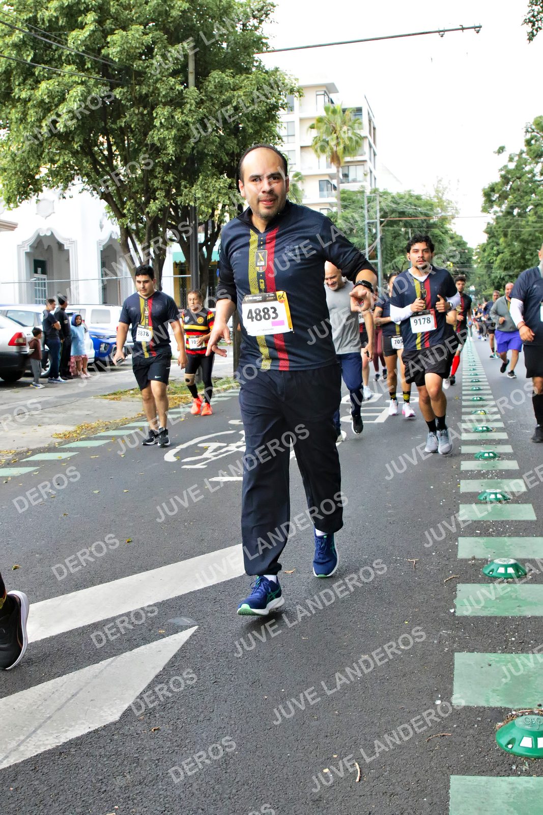 Foto de la X Carrera Leones Negros Red Cola 2026 en Rectoría General de la UdeG, Av. Juárez 976 (meta en Av. Enrique Díaz de León y Pedro Moreno), Guadalajara a las 07:14 · dorsal 4883, 9178, 1878, 705