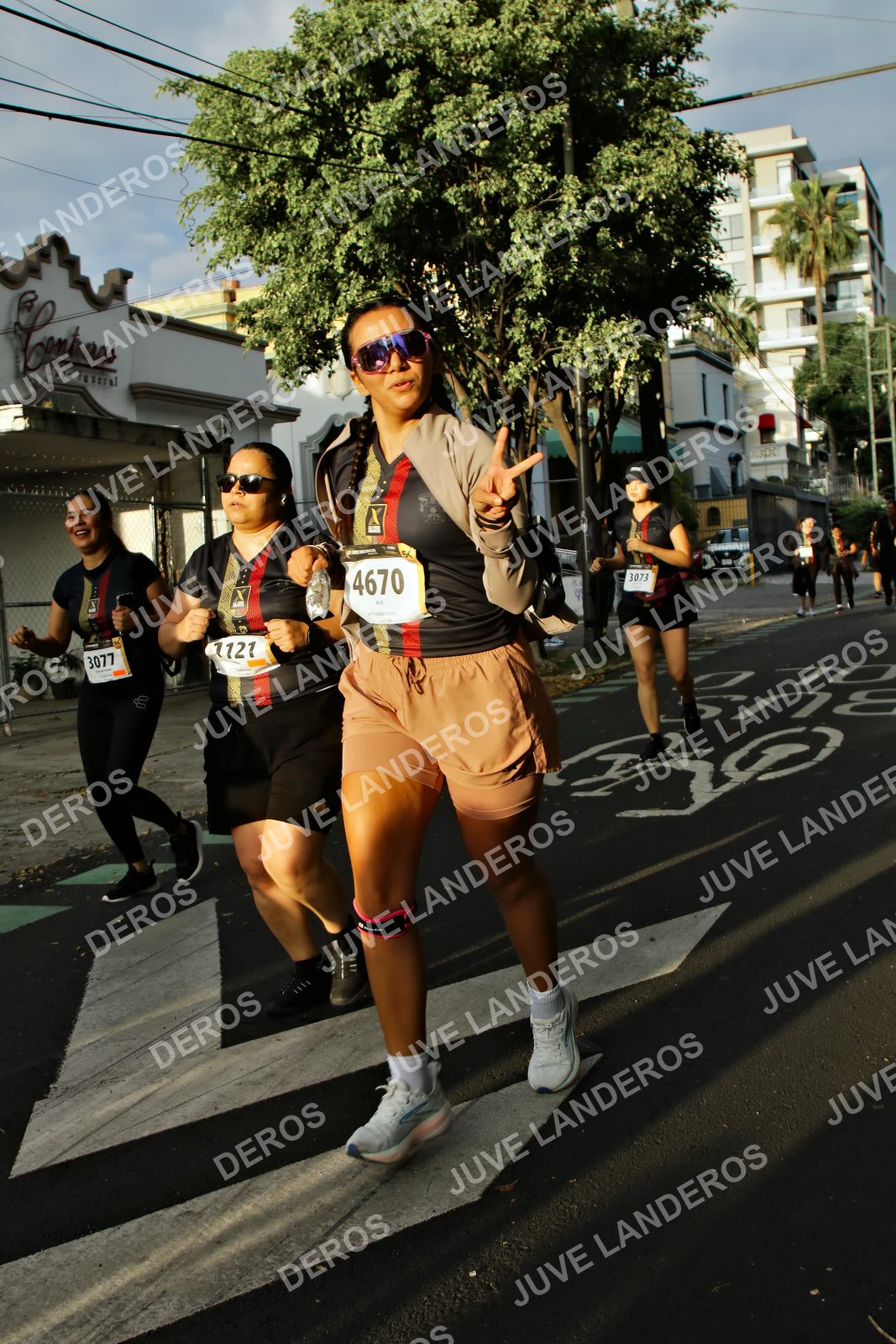 Foto de la X Carrera Leones Negros Red Cola 2026 en Rectoría General de la UdeG, Av. Juárez 976 (meta en Av. Enrique Díaz de León y Pedro Moreno), Guadalajara a las 07:31 · dorsal 4670, 3077, 1121, 3073