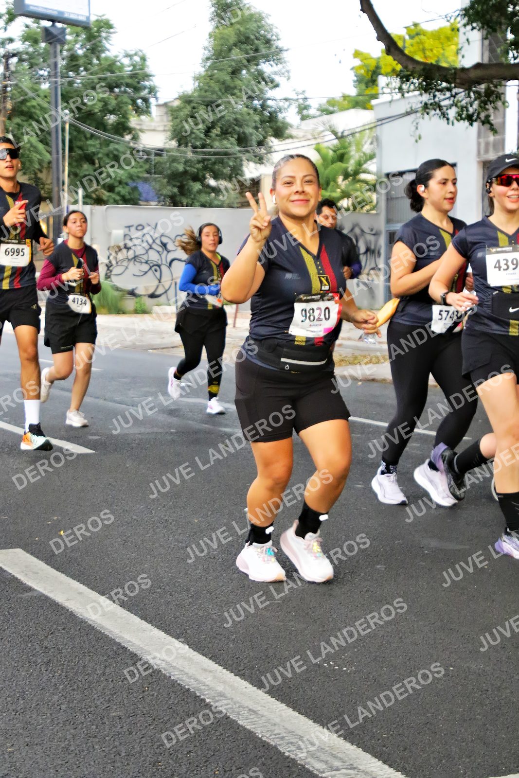 Foto de la X Carrera Leones Negros Red Cola 2026 en Rectoría General de la UdeG, Av. Juárez 976 (meta en Av. Enrique Díaz de León y Pedro Moreno), Guadalajara a las 05:05 · dorsal 9820, 439, 6995, 5743