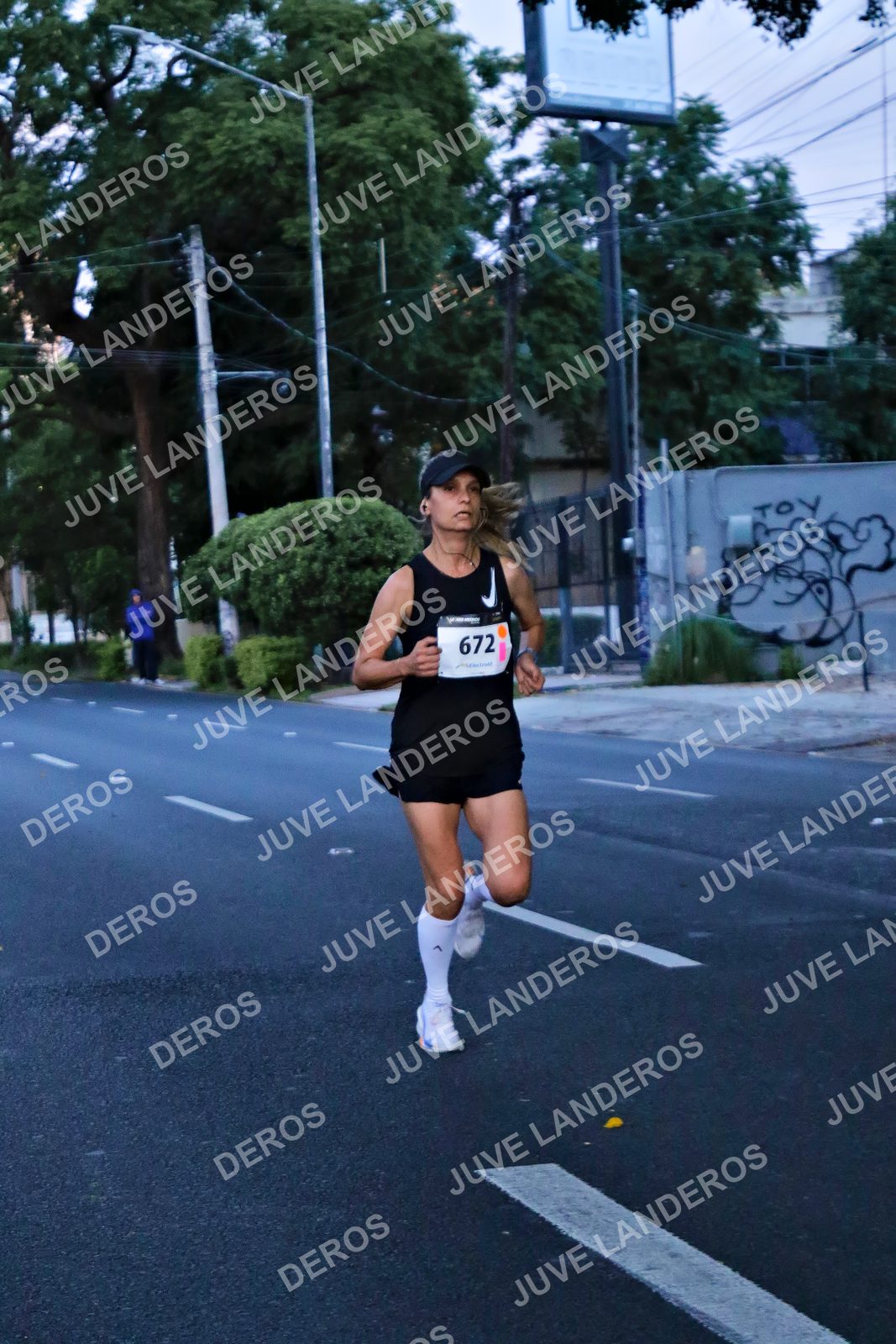 Foto de la X Carrera Leones Negros Red Cola 2026 en Rectoría General de la UdeG, Av. Juárez 976 (meta en Av. Enrique Díaz de León y Pedro Moreno), Guadalajara a las 04:51 · dorsal 672