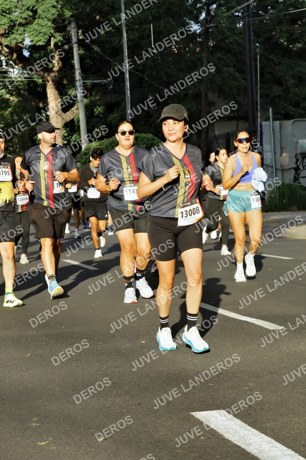 Foto de la X Carrera Leones Negros Red Cola 2026 en Rectoría General de la UdeG, Av. Juárez 976 (meta en Av. Enrique Díaz de León y Pedro Moreno), Guadalajara a las 07:53 · dorsal 13008, 1143, 12826, 795