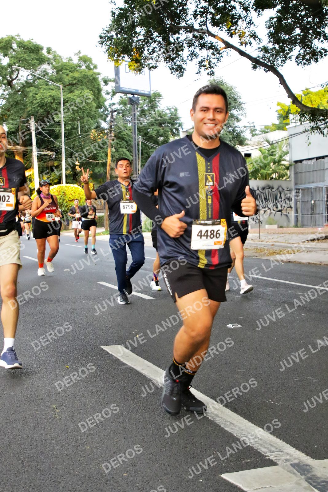 Foto de la X Carrera Leones Negros Red Cola 2026 en Rectoría General de la UdeG, Av. Juárez 976 (meta en Av. Enrique Díaz de León y Pedro Moreno), Guadalajara a las 05:04 · dorsal 4486, 6798, 2061