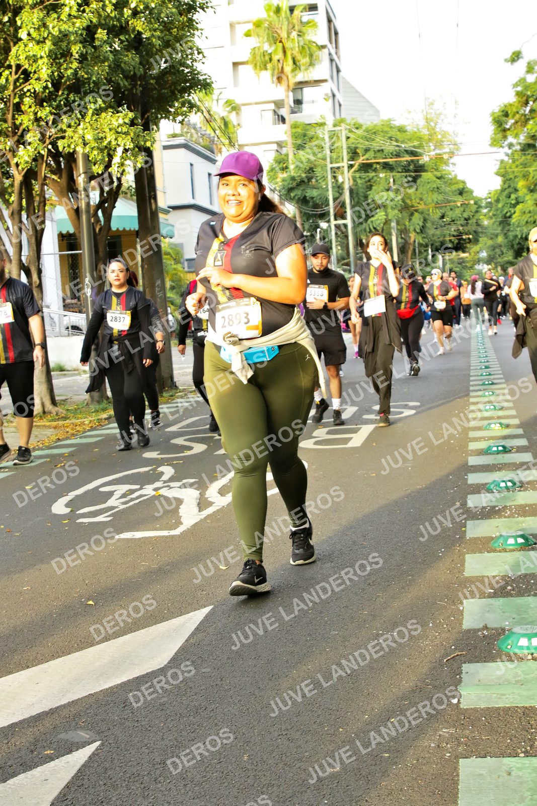 Foto de la X Carrera Leones Negros Red Cola 2026 en Rectoría General de la UdeG, Av. Juárez 976 (meta en Av. Enrique Díaz de León y Pedro Moreno), Guadalajara a las 07:23 · dorsal 2893, 2837, 64