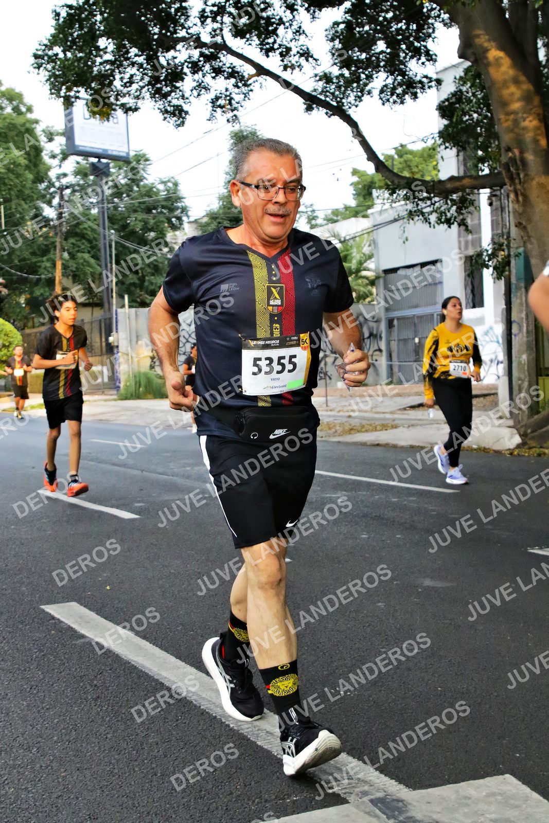 Foto de la X Carrera Leones Negros Red Cola 2026 en Rectoría General de la UdeG, Av. Juárez 976 (meta en Av. Enrique Díaz de León y Pedro Moreno), Guadalajara a las 05:08 · dorsal 5355, 2710